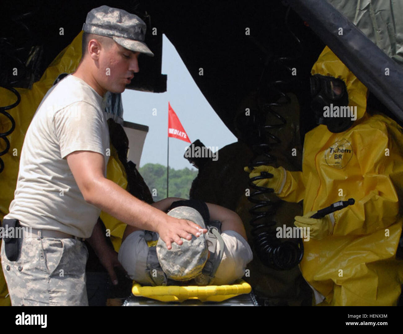 Armee-Reservist, Sgt. David Scalzo, von Chicago, der Spezialist für chemische zugewiesen, der 379th Chemical Company, 472nd chemischen Bataillon zeigt ausländischer Amtsträger wie Chemikalien während der Dekontamination Phase der Übung Red Dragon 2011 erkennen. Soldaten aus Saudi Arabien, Jordanien und Kuwait besuchte das Training. Ausländische Soldaten besuchen Operation Red Dragon 412958 Stockfoto