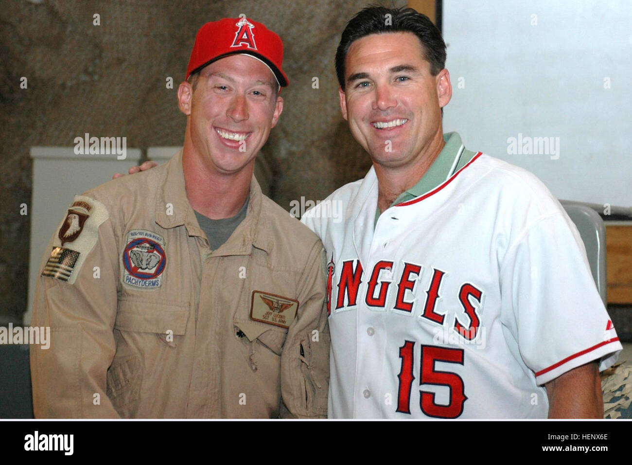 Armee Sgt. Jeff M. Lucenti posiert mit seinen Held in der Kindheit, pensionierte Ballspieler Tim Salmon, bei einem Moral, Wohlbefinden und Erholung Event in Bagram Air Base, Afghanistan, 11. Mai 2008. Lucenti sagte, dass er diesen Engel Hut mit ihm alle seine Bereitstellungen durchgeführt hat. (US Army Foto/Sgt. Jessica R. Dahlberg) Tim Salmon Afghanistan Stockfoto