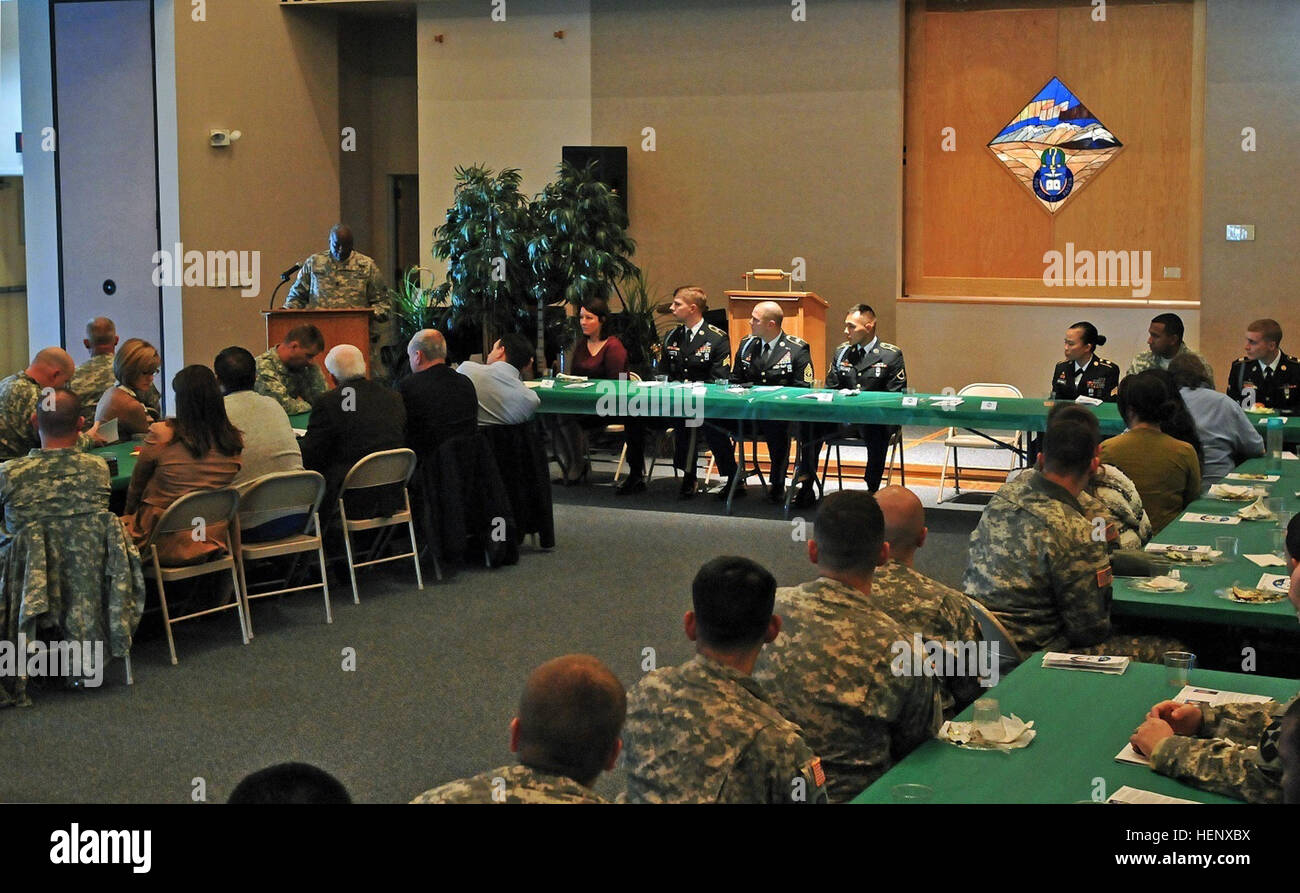 Die US Armee Alaska Command Sergeant Major Terry Gardner macht seine Ausführungen als Gastredner bei der Militärinternat Offizier und Soldat Anerkennung Mittagessen zu Ehren der Post oben NCO und Lot von der 3. und 4. Quartal des Geschäftsjahres 2014 Fort Wainwright Northern Lights Kapelle, 22. Oktober 2014. USARAK erkennt Stryker Soldaten der Excellence 141022-A-IQ085-982 Stockfoto