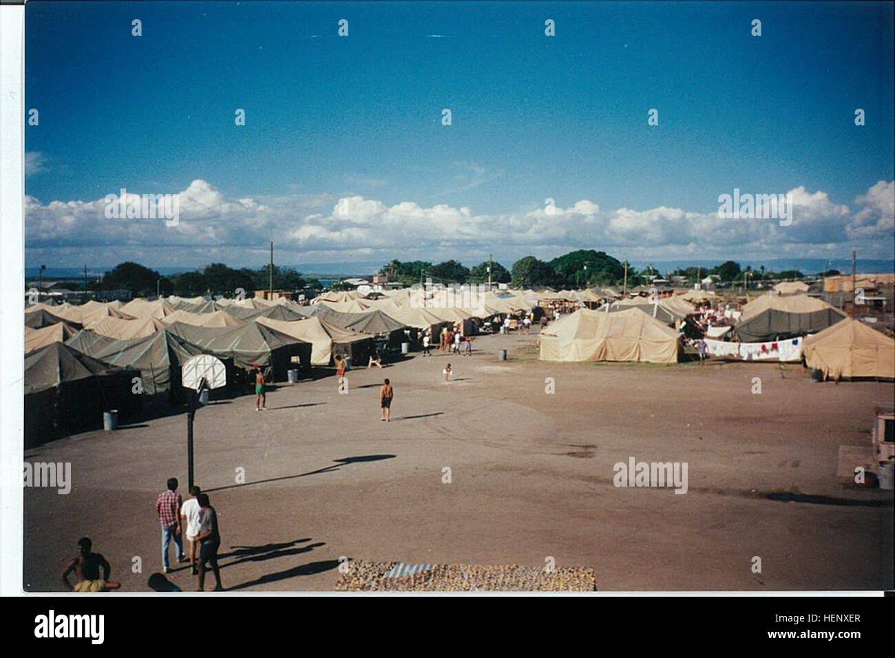 Ein persönliches Foto Naval Station Guantanamo Bay während der Operation Sea Signal in den 1990er Jahren. Für eine vorübergehende Zeit GTMO war Heimat für Tausende von Flüchtlingen aus der Karibik, die geflohen waren verließen ihre Heimat auf der Suche nach einer besseren Zukunft. 20 Jahre später erinnern Betrieb Meer Signal 141024-A-NG364-266 Stockfoto