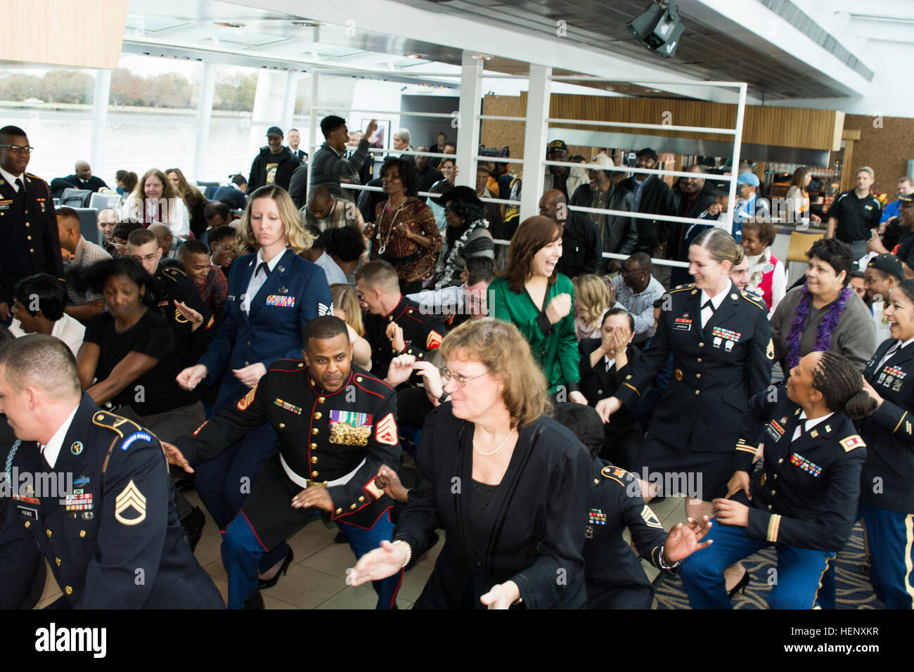 Teilnehmer tanzen nach dem Essen während der 13. jährliche Thanksgiving Lunch Cruise an Bord der Odyssey Kreuzfahrtschiff 25. November 2014. Die Kreuzfahrt war für verwundete Krieger aus dem Krieger Übergang Gerät in Fort Belvoir, einzelne Service-Mitglieder und geographischen Bachelor/Junggesellinnen aus der National Capital Region statt; Veteranen aus der Streitkräfte Ruhestand Haus von Washington, D.C.; die amerikanische Kriegsinvaliden von Washington, D.C.; und von der Ehre Flug Veteranen der Nord-Virginia. Die Kreuzfahrt, die von der Washington Waterfront Association und Entertainment Cruises von Washi gehostet wird Stockfoto