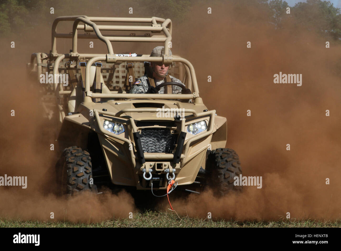 Ein Fallschirmjäger zugewiesen, das 1. Bataillon, 325. Airborne Infanterie-Regiment, 2nd Brigade Combat Team, 82nd Airborne Division, fährt der Brigade neue Licht taktische All Terrain Vehicle auf Fort Bragg, N.C., 29. Oktober 2014. Das 1. Bataillon, 325. Luft werden das erste Bataillon zu üben und die zusätzlichen Funktionen des neuen LTATVs durch Einbindung in geplanten Fortbildungsveranstaltungen zu bewerten ihren Höhepunkt in der Division gemeinsamen operativen Zugang Übung 15-01 im April nächsten Jahres. (82nd Airborne Division Foto von Staff Sgt. Jason Rumpf/freigegeben) Falcon Brigade nimmt neue Offroad-Fahrzeug für Stockfoto