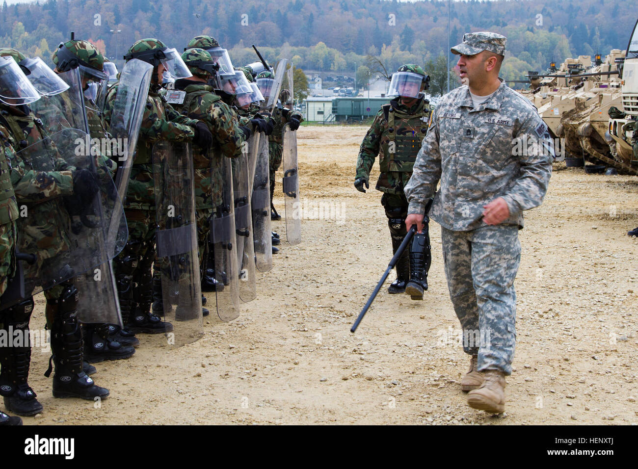 Sgt. 1. Klasse Ivan Alvira, ein Militär-Polizist aus Sitz, Stabskompanie, 1. Brigade Combat Team, 1. Kavallerie-Division, erklärt die Benutzung von Riot Schild mit bulgarischen Militär Polizisten während des Trainings in Hohenfels, Deutschland, Okt. 29. (Foto: US-Armee Sgt. Alexander Skripnichuk, 7. Mobile Public Affairs-Abteilung) Die Grundlagen der Massenkontrolle 141029-A-DU810-049 Stockfoto