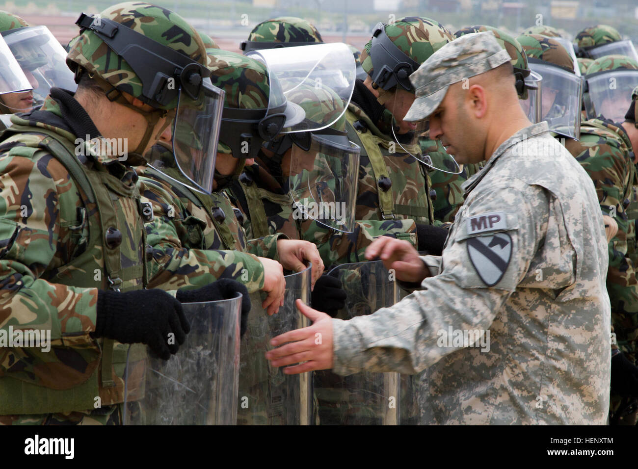 Sgt. 1. Klasse Ivan Alvira, ein Militär-Polizist aus Sitz, Stabskompanie, 1. Brigade Combat Team, 1. Kavallerie-Division zeigt bulgarische Truppen die ordnungsgemäße, Riot Shields in Hohenfels, Deutschland, Okt. 29 interlock. (Foto: US-Armee Sgt. Alexander Skripnichuk, 7. Mobile Public Affairs-Abteilung) Die Grundlagen der Massenkontrolle 141029-A-DU810-058 Stockfoto