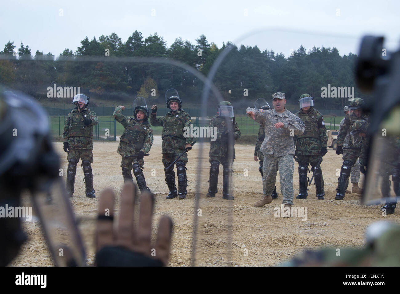 Sgt. 1. Klasse Ivan Alvira, ein Militär-Polizist aus Sitz, Stabskompanie, 1. Brigade Combat Team, 1. Kavallerie-Division, wirft einen Stein mit seinem Kollegen bulgarischen Militär Polizisten während der Massenkontrolle Ausbildung in Hohenfels, Deutschland, Okt. 29. (Foto: US-Armee Sgt. Alexander Skripnichuk, 7. Mobile Public Affairs-Abteilung) Die Grundlagen der Massenkontrolle 141029-A-DU810-125 Stockfoto