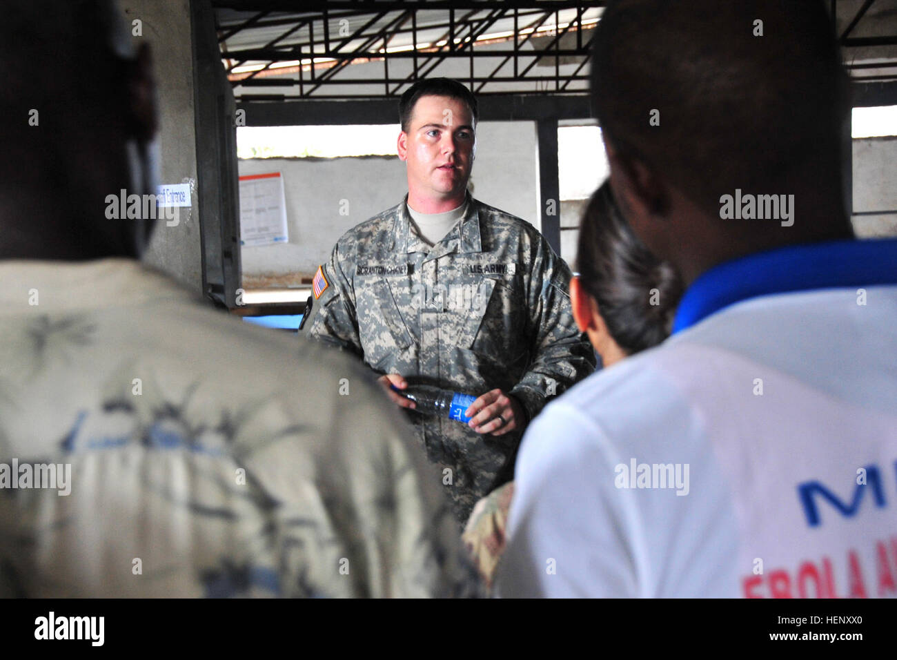 Sgt. Kevin Scranton-Chaney, DoD Ebola-Training Team Trainer, Joint Forces Command – United Hilfe Freiwilligen lehrt, wie man richtig mischen die Dekontamination Lösung bei Ebola Behandlungseinheiten, während einer der zahlreichen Klassen, an der National Police Training Center, Paynesville, Liberia, 30. Oktober 2014 statt verwendet. Die Ausbildung besteht aus praktischen und theoretischem Unterricht aufgeteilt in zwei Phasen – kalte und heiße Phase. In der Kaltphase durchlaufen Studenten intensive, repetitive Training in einer simulierten ETU. Während der heißen Phase, die von Nichtregierungsorganisationen, die Studenten gelehrt wird Stockfoto