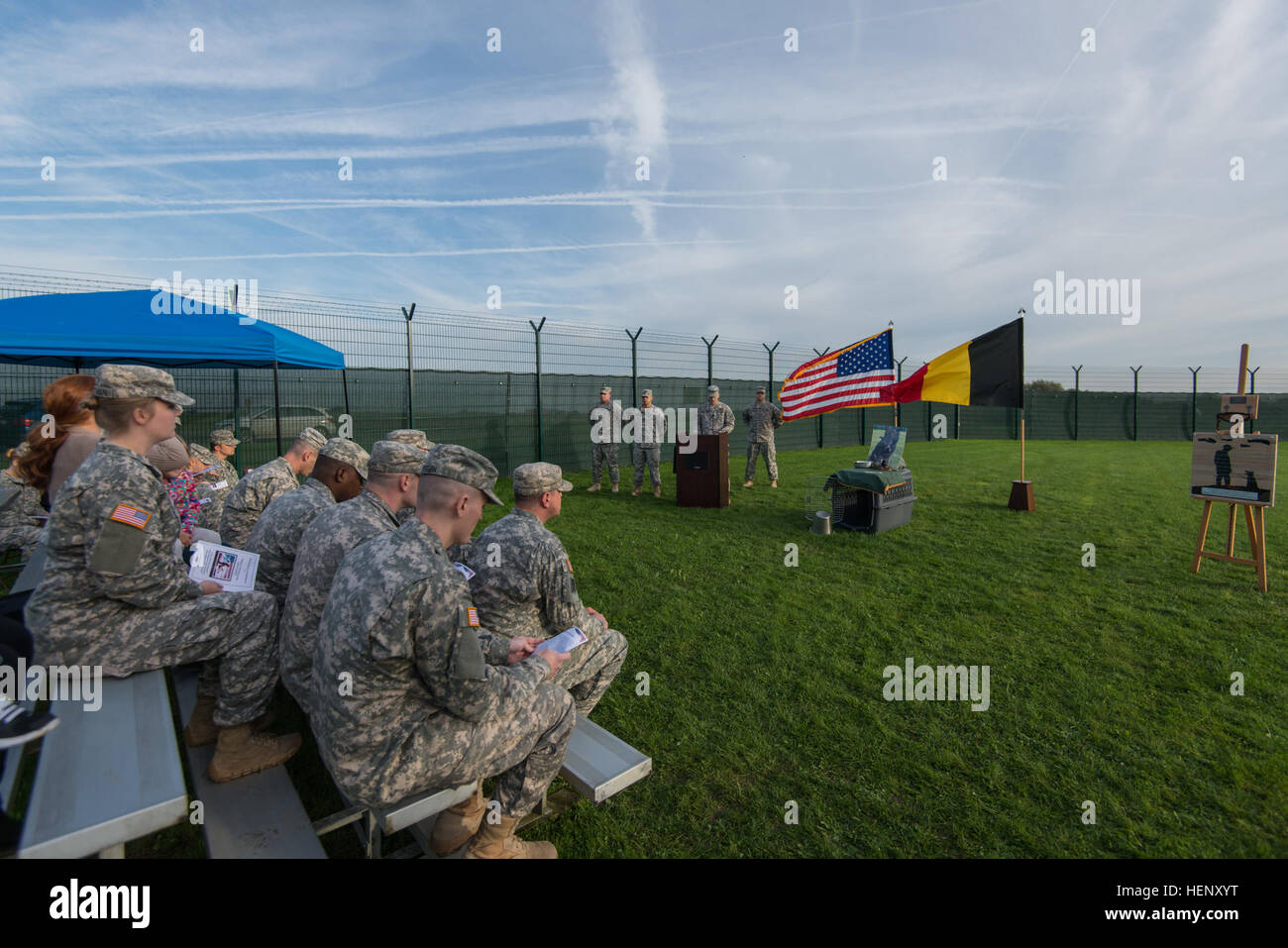 US Army Staff Sgt John Christian, Sgt. Brian Pate, Spc Jacob Rodriguez, Hundeführer mit 525th Military Working Dog (MWD) ablösen, 709th Military Police Battalion, 18. Military Police Brigade rezitieren der "Hüter der Nächte" Gedicht über Arbeitshunde während der Gedenkfeier für MWD Eros (M592) auf Chièvres Air Base MWD Hundehütte in Chièvres, Belgien, 31. Oktober 2014. MWD Eros wurde dreimal für Operation Enduring Freedom, diente mehrere Gemeinden mit verschiedenen Missionen, einschließlich der Sicherheit für den Secretary Of State, Vizepräsident und Präsident der Vereinigten Staaten eingesetzt. Stockfoto