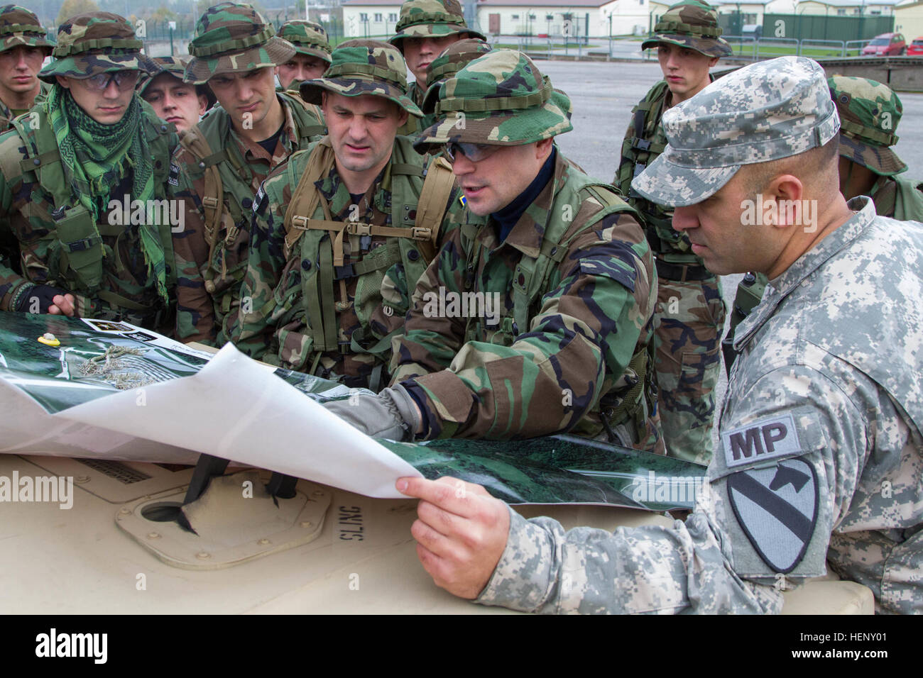 Sgt. 1. Klasse Ivan Alvira, eine Militärpolizei Soldat mit Sitz, Stabskompanie, 1. Brigade Combat Team, 1. Kavallerie-Division und 1. Lt. Uri Kuciuk, ein Offizier der Militärpolizei mit der moldawischen Armee diskutieren mögliche Standorte einen Verkehr Checkpoint während des Trainings in Hohenfels, Deutschland, Okt. 31 einrichten. (Foto: US-Armee Sgt. Alexander Skripnichuk, 7. Mobile Public Affairs-Abteilung) Austausch von MP-Tricks des Handels 141031-A-DU810-065 Stockfoto