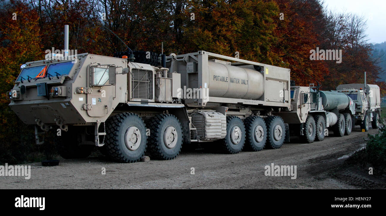 Soldaten mit Firma A, 115. Brigade Support Battalion, 1st Brigade Combat Team, 1. Kavallerie-Division bereiten, Treibstoff und Wasser in einem Tank Platoon und NATO-Verbündeten 3. November 2014, in Hohenfels, Deutschland, während kombiniert zu beheben III zu liefern. Kombinierte Lösung III ist eine multinationale Übung entwickelt, um unsere Nation verpflichtet zu verbünden und partner-Nationen zu verstärken. (Foto: U.S. Army Spc. Marcus Floyd, 7. Mobile Public Affairs-Abteilung) Fütterung des Biestes 141103-A-JI163-005 Stockfoto