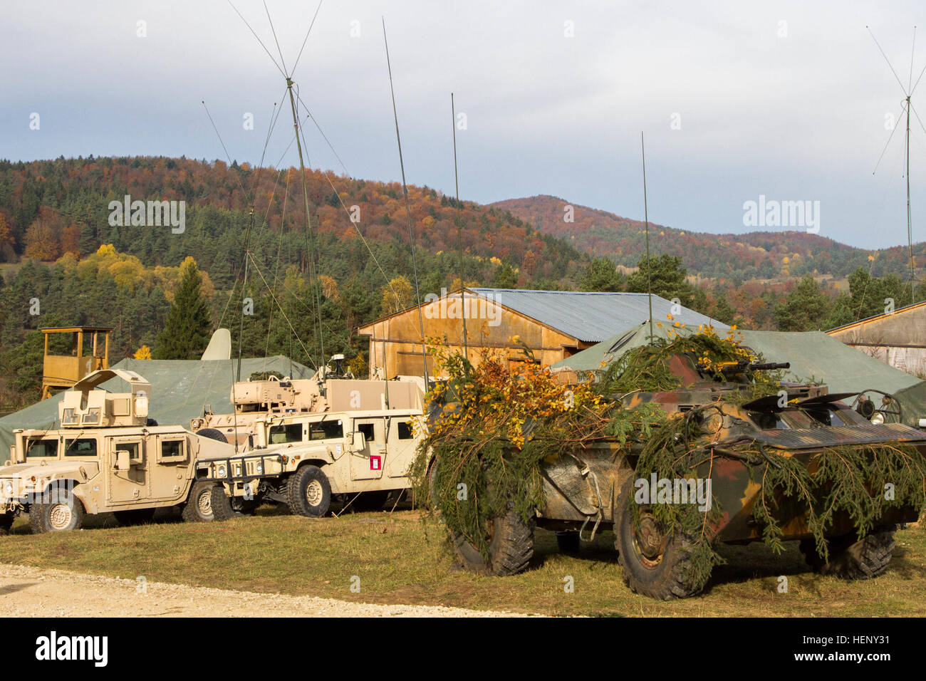 Das Joint tactical Operations Center verwendet von Soldaten aus dem 1. Brigade Combat Team, 1. Kavallerie-Division und ihre NATO-Verbündeten ährend kombinierte Entschlossenheit III in Hohenfels, Deutschland, November 3. (Foto: US-Armee Sgt. Alexander Skripnichuk, 7. Mobile Public Affairs-Abteilung) Zusammen arbeiten, zusammen leben, training zusammen 141104-A-DU810-232 Stockfoto