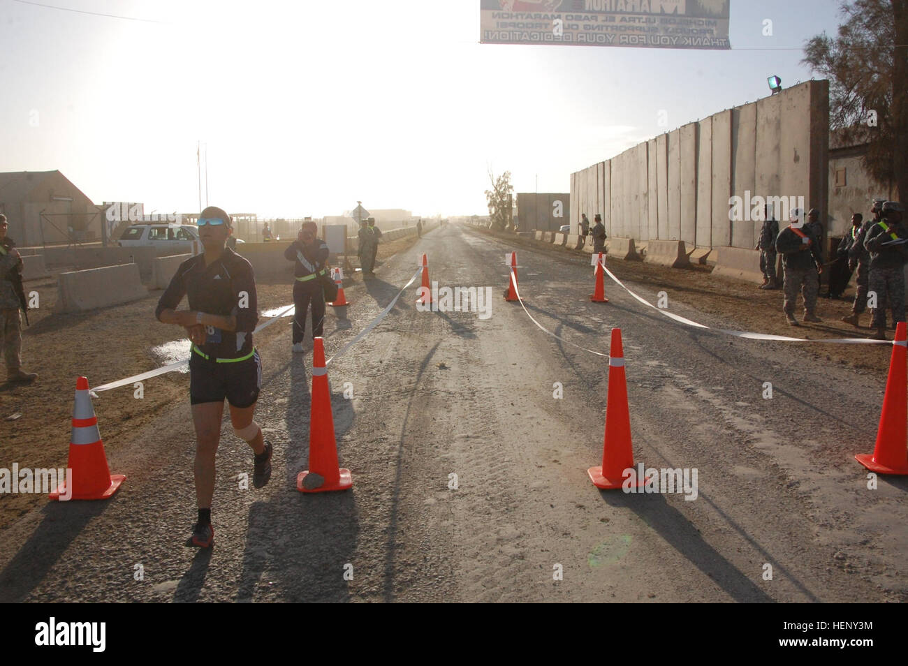 Denver native, erreicht Janelle Spc. Drennan, alle Quelle Intelligence Analyst bei der 201. Schlachtfeld Überwachung-Brigade, die Ziellinie des Sat-Rennens für El Paso Halbmarathon am 27. Febr auf Kontingenz Operating Base Adder, Irak. Drennan die Endzeit für das 13,1 Meilen-Rennen war 1 Stunde, 28 Minuten, 52 Sekunden die schnellste bei den Frauen. Soldaten laufen El Paso Halbmarathon im Irak 255351 Stockfoto