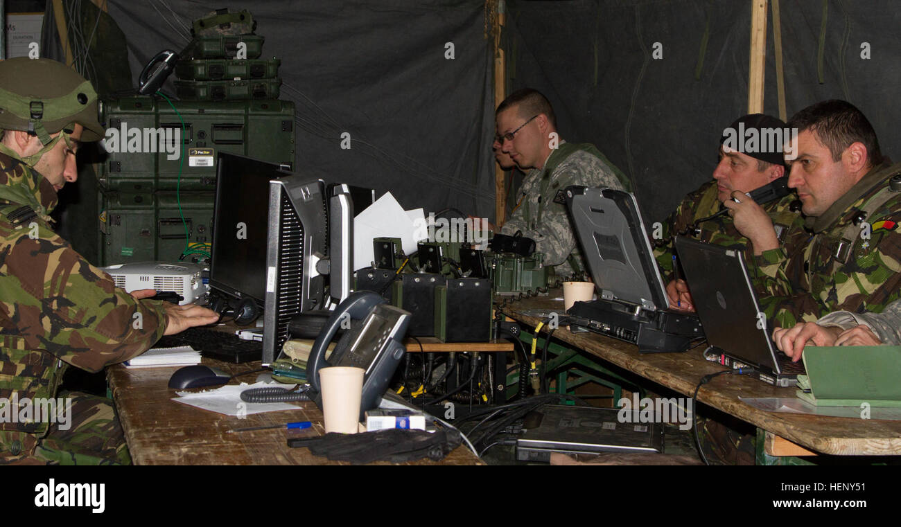 Amerikanischen und rumänischen Truppen arbeiten zusammen in einem Joint tactical Operations Center während des Trainings im Rahmen von kombiniert zu beheben III in Hohenfels, Deutschland, November 4. (Foto: US-Armee Sgt. Alexander Skripnichuk, 7. Mobile Public Affairs-Abteilung) Zusammen arbeiten, zusammen leben, training zusammen 141104-A-DU810-261 Stockfoto