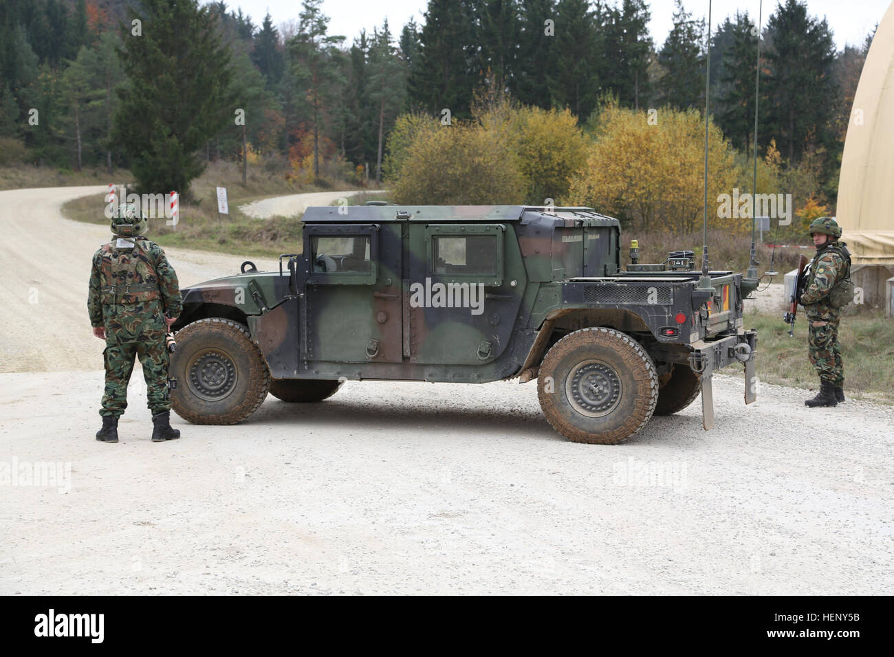Bulgarische Soldaten der 2. Mechanisierte Infanterie-Brigade bieten Sicherheit während der Durchführung einer Tactical Control Point während der Übung kombinierte Entschlossenheit III bei der Joint Multinational Readiness Center in Hohenfels, Deutschland, 5. November 2014.  Kombinierte Lösung III ist eine multinationale Übung, die enthält mehr als 4.000 Teilnehmer aus NATO und Partner, und soll eine komplexe Trainingsszenario bieten, die konzentriert sich auf multinationale unified Land Operationen und das US-Engagement für NATO und Europa verstärkt. (US Armee-Foto von Spc. Tyler Kingsbury/freigegeben) Kombinierte Lösung III 141105- Stockfoto