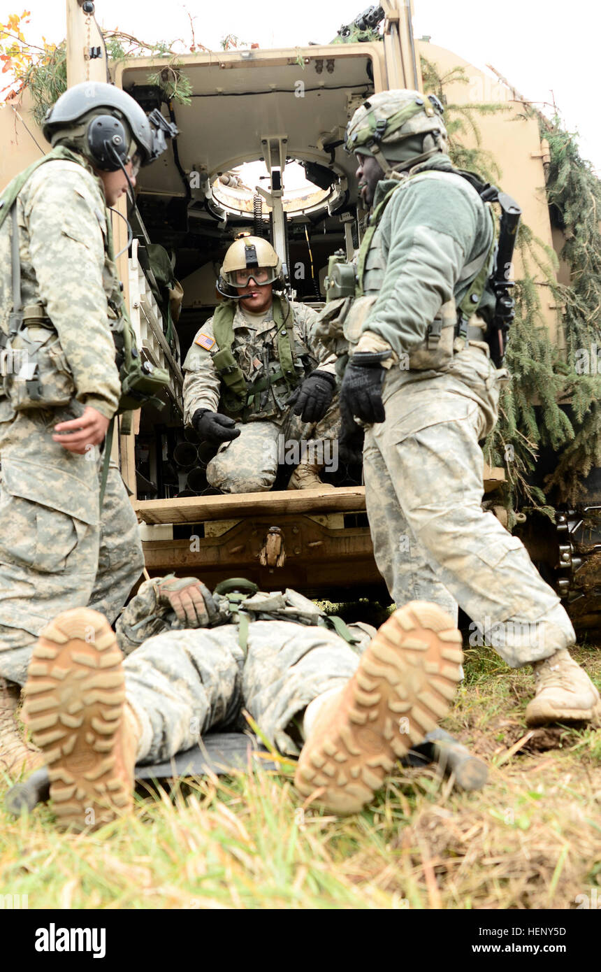 US-Soldaten mit 1. Bataillon, 82. Feldartillerie-Regiment, 1st Brigade Combat Team, 1. Kavallerie-Division führen eine medizinische Beurteilung auf einem simulierten Unfall während des Trainings kombiniert Entschlossenheit III bei der Joint Multinational Readiness Center in Hohenfels, Deutschland, 5. November 2014.  Kombinierte Lösung III ist eine multinationale Übung, die enthält mehr als 4.000 Teilnehmer aus NATO und Partner, und soll eine komplexe Trainingsszenario bieten, die konzentriert sich auf multinationale unified Land Operationen und das US-Engagement für NATO und Europa verstärkt. (US Armee-Foto von Personal-Sg Stockfoto