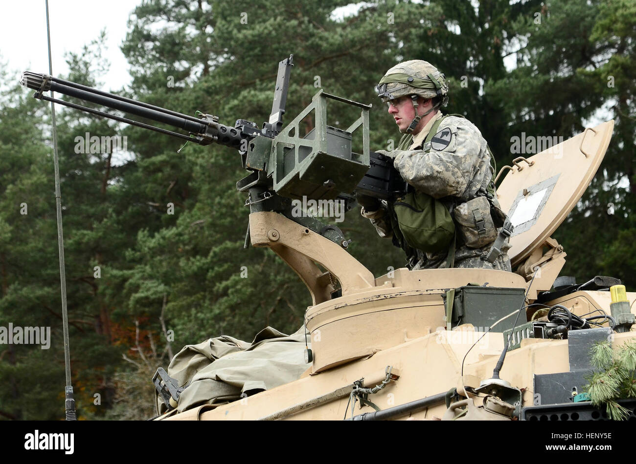 US Army Pfc. Phillip Taylor mit 1. Bataillon, 82. Feldartillerie-Regiment, 1st Brigade Combat Team, 1. Kavallerie-Division löscht ein M2A1 Maschinengewehr auf eine M109A6 Paladin Haubitze während montiert Übung kombiniert zu beheben III bei der Joint Multinational Readiness Center in Hohenfels, Deutschland, 5. November 2014. Kombinierte Lösung III ist eine multinationale Übung, die enthält mehr als 4.000 Teilnehmer aus NATO und Partner, und soll eine komplexe Trainingsszenario bieten, die konzentriert sich auf multinationale unified Land Operationen und das US-Engagement für NATO und Europa verstärkt. ( Stockfoto