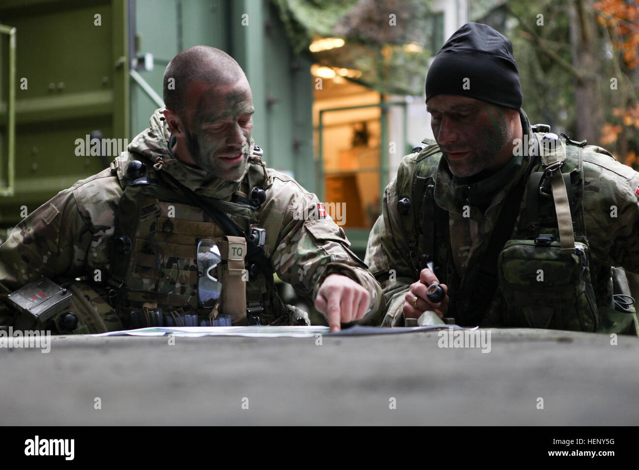 Dänische Soldaten diskutieren Schlachtpläne während der Durchführung einer taktischen Operationen während des Trainings kombiniert Entschlossenheit III bei der Joint Multinational Readiness Center in Hohenfels, Deutschland, 5. November 2014.  Kombinierte Lösung III ist eine multinationale Übung, die enthält mehr als 4.000 Teilnehmer aus NATO und Partner, und soll eine komplexe Trainingsszenario bieten, die konzentriert sich auf multinationale unified Land Operationen und das US-Engagement für NATO und Europa verstärkt. (US Armee-Foto von Pfc. Lloyd Villanueva/freigegeben) Kombinierte Lösung III 141105-A-WG858-001 Stockfoto