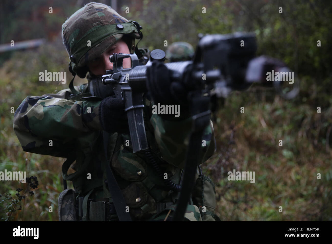 Soldat der moldauischen sorgt für Sicherheit während des Trainings kombiniert Entschlossenheit III bei der Joint Multinational Readiness Center in Hohenfels, Deutschland, 6. November 2014.  Kombinierte Lösung III ist eine multinationale Übung, die enthält mehr als 4.000 Teilnehmer aus NATO und Partner, und soll eine komplexe Trainingsszenario bieten, die konzentriert sich auf multinationale unified Land Operationen und das US-Engagement für NATO und Europa verstärkt. (Foto: U.S. Army Spc. Brian Chaney / veröffentlicht) Kombinierte Lösung III 141106-A-EM978-004 Stockfoto