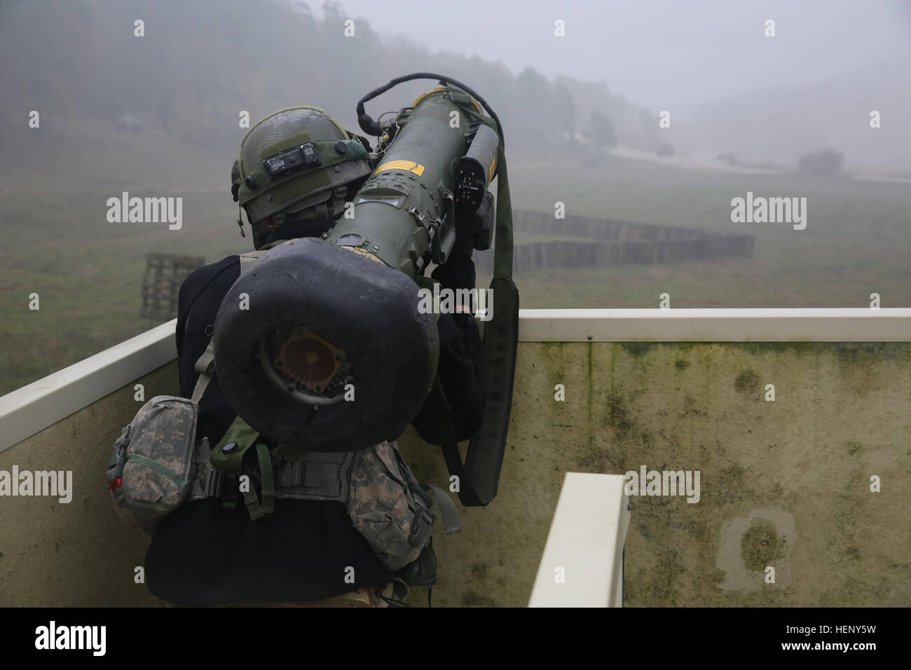 Eines US-Soldaten des 1. Bataillons, 4. Infanterie-Regiment ein Speerwurf Schulter abgefeuert Anti-Tank Flugkörper während des Trainings kombiniert Entschlossenheit III bei der Joint Multinational Readiness Center in Hohenfels, Deutschland, 6. November 2014 Feuer bereitet.  Kombinierte Lösung III ist eine multinationale Übung, die enthält mehr als 4.000 Teilnehmer aus NATO und Partner, und soll eine komplexe Trainingsszenario bieten, die konzentriert sich auf multinationale unified Land Operationen und das US-Engagement für NATO und Europa verstärkt. (Foto: U.S. Army Spc. Brian Chaney / veröffentlicht) Kombinierte Lösung III 141106- Stockfoto