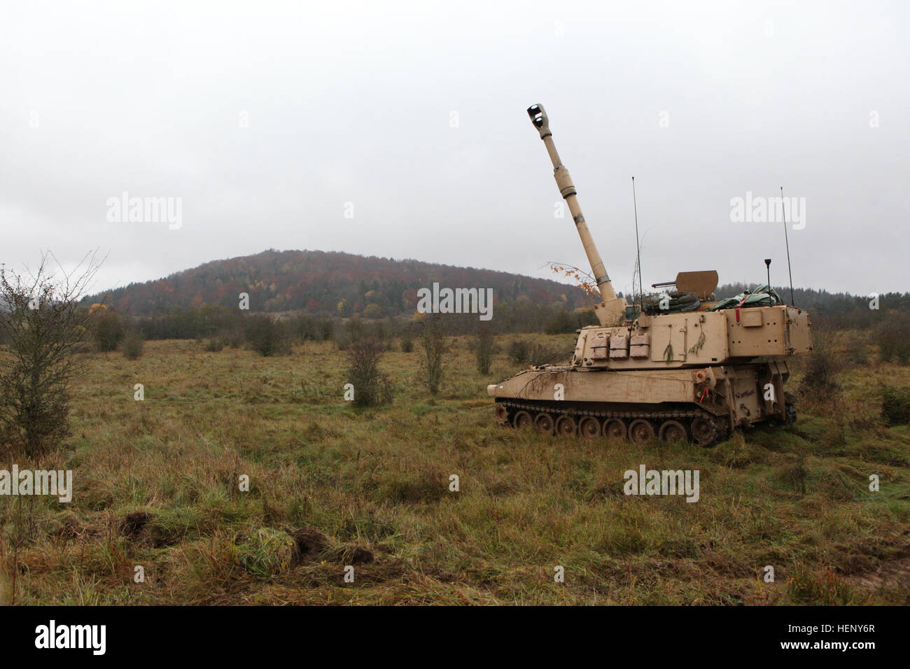 US-Soldaten von Charlie Batterie, 1. Bataillon, 82. Feldartillerie-Regiment, 1st Brigade Combat Team, 1. Kavallerie-Division bereiten eine M109A6 Paladin Haubitze während des Trainings kombiniert Entschlossenheit III bei der Joint Multinational Readiness Center in Hohenfels, Deutschland, 6. November 2014 ausgelöst.  Kombinierte Lösung III ist eine multinationale Übung, die enthält mehr als 4.000 Teilnehmer aus NATO und Partner, und soll eine komplexe Trainingsszenario bieten, die konzentriert sich auf multinationale unified Land Operationen und das US-Engagement für NATO und Europa verstärkt. (US Armee-Foto von Sta Stockfoto