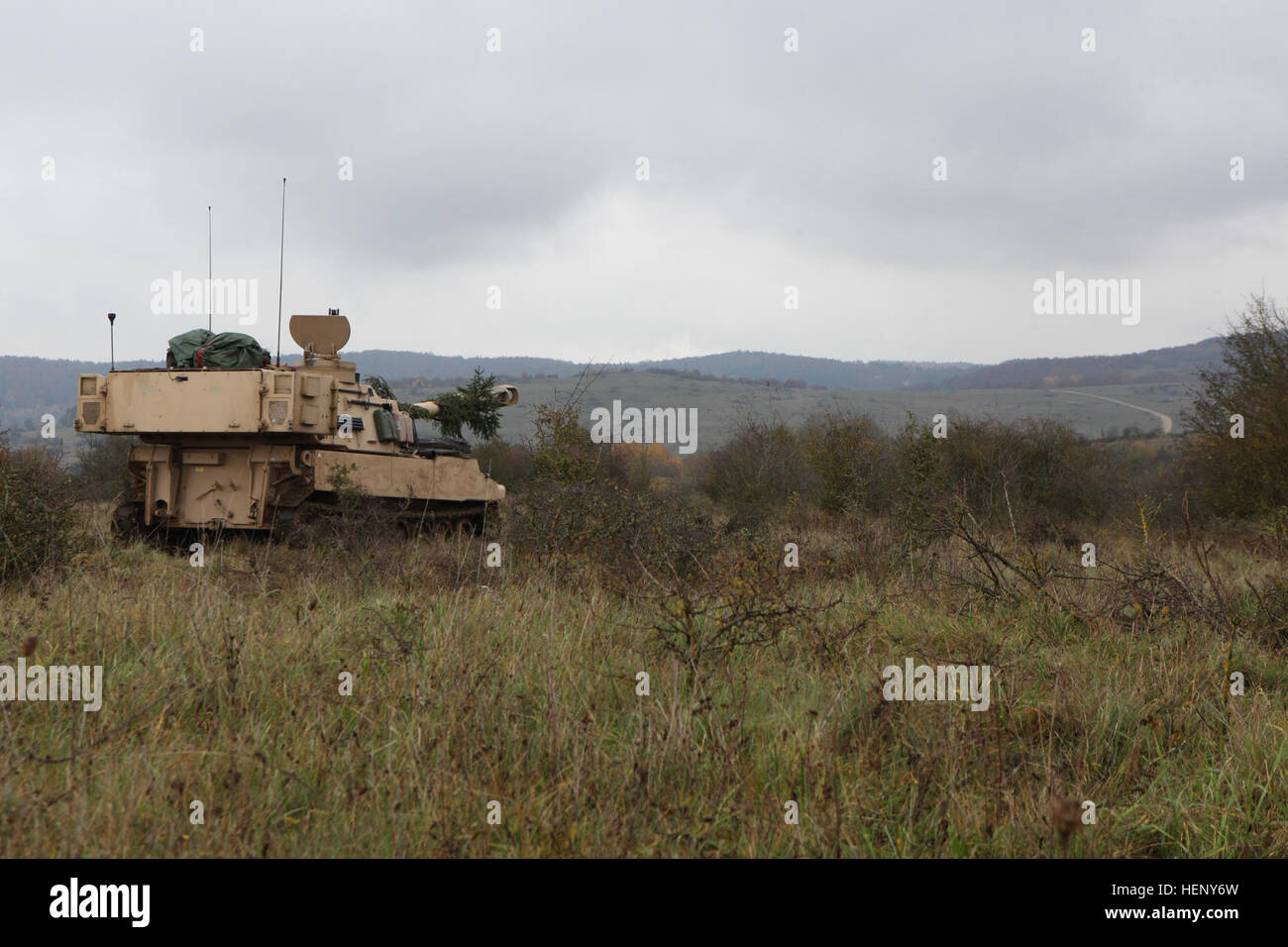 US-Soldaten von Charlie Batterie, 1. Bataillon, 82. Feldartillerie-Regiment, 1st Brigade Combat Team, 1. Kavallerie-Division beobachten ihren Sektor des Feuers von einem M109A6 Paladin Haubitze während kombiniert zu beheben III bei der Joint Multinational Readiness Center in Hohenfels, Deutschland, 6. November 2014 ausüben. Kombinierte Lösung III ist eine multinationale Übung, die enthält mehr als 4.000 Teilnehmer aus NATO und Partner, und soll eine komplexe Trainingsszenario bieten, die konzentriert sich auf multinationale unified Land Operationen und das US-Engagement für NATO und Europa verstärkt. (US Stockfoto