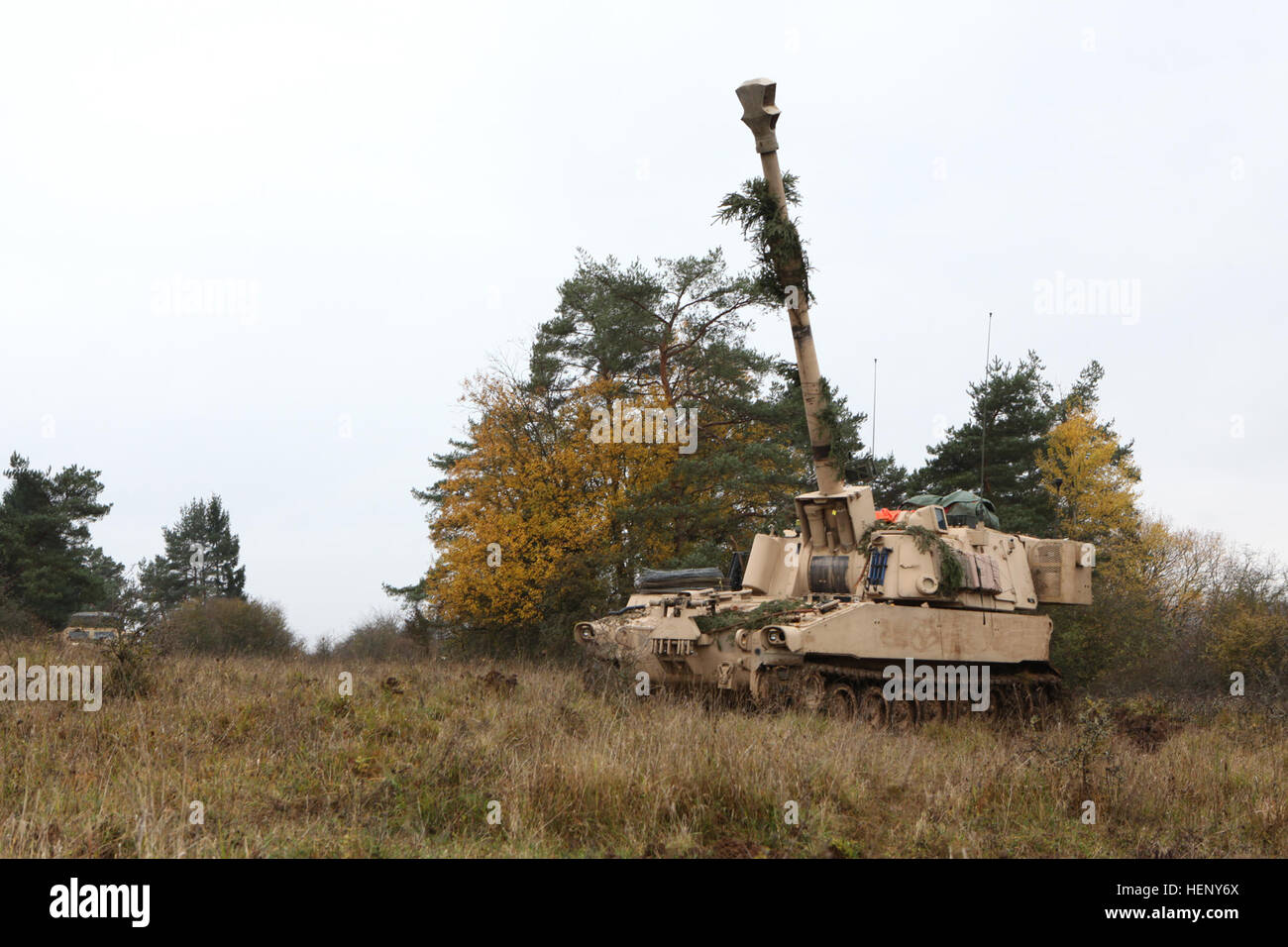 US-Soldaten von Charlie Batterie, 1. Bataillon, 82. Feldartillerie-Regiment, 1st Brigade Combat Team, 1. Kavallerie-Division bereiten eine M109A6 Paladin Haubitze während des Trainings kombiniert Entschlossenheit III bei der Joint Multinational Readiness Center in Hohenfels, Deutschland, 6. November 2014 ausgelöst. Kombinierte Lösung III ist eine multinationale Übung, die enthält mehr als 4.000 Teilnehmer aus NATO und Partner, und soll eine komplexe Trainingsszenario bieten, die konzentriert sich auf multinationale unified Land Operationen und das US-Engagement für NATO und Europa verstärkt. (US Armee-Foto von Staf Stockfoto