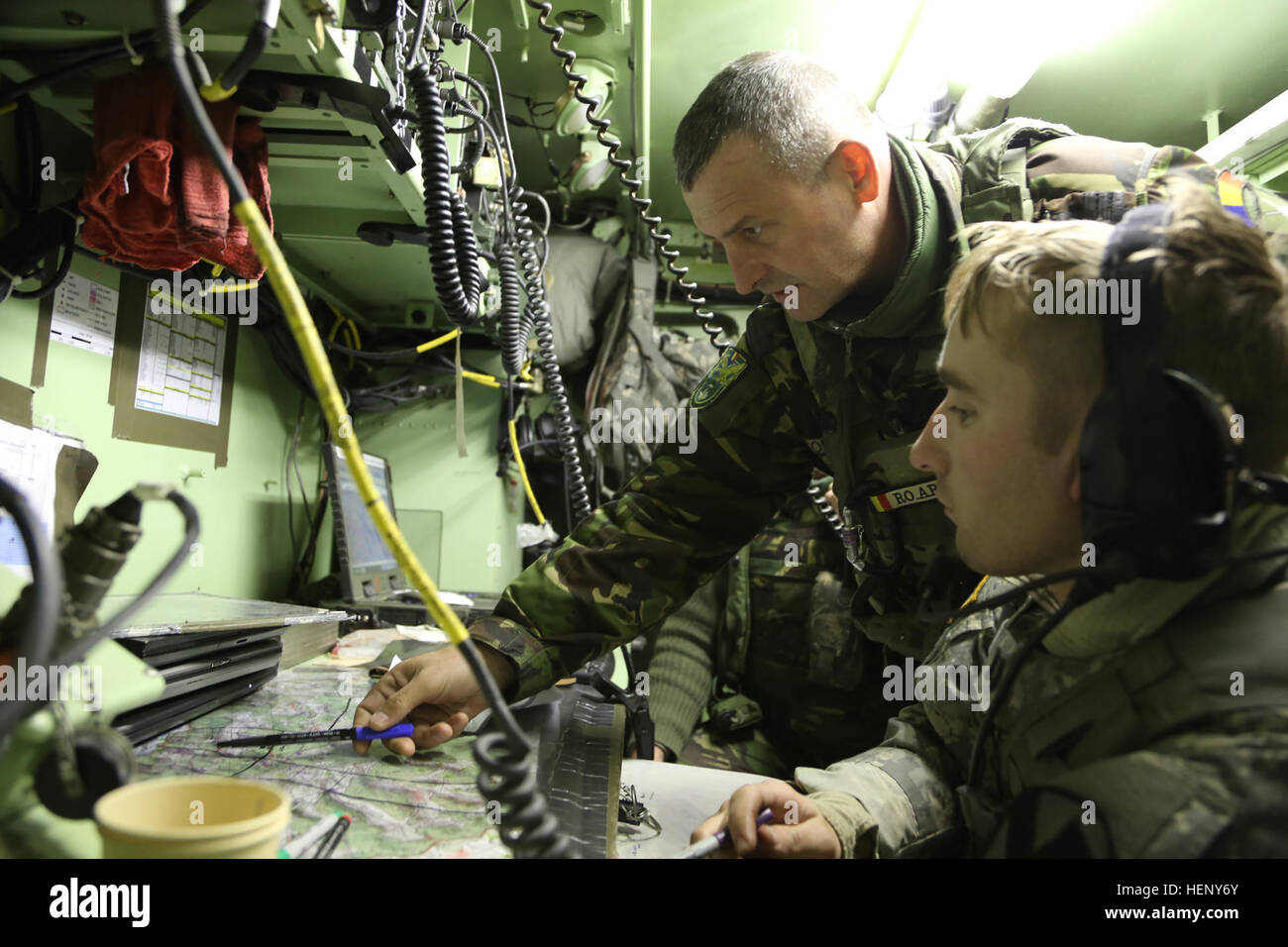 Rumänischen Oberst Ovidiu Conduruta, Center, Kommandeur der 21. Mountain Troop Bataillon, 2. Gebirgsbrigade Truppen, 1st Infantry Division Koordinaten Details mit US Army Captain Geoff Hertenstein des 12. Kavallerie-Regiment, 1st Brigade Combat Team, 2. Bataillon, 1. Kavallerie-Division während der mission Übung kombiniert zu beheben III bei der Joint Multinational Readiness Center in Hohenfels, Deutschland, 6. November 2014. Kombinierte Lösung III ist eine multinationale Übung, die enthält mehr als 4.000 Teilnehmer aus NATO und Partner, und soll eine komplexe Trainingsszenario bieten, die sich Stockfoto