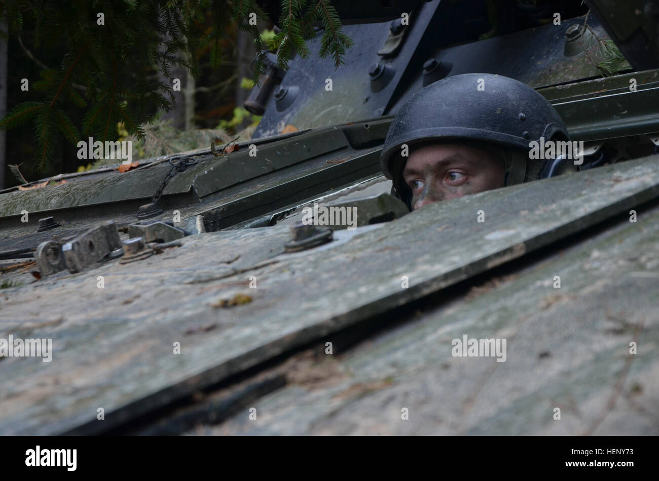 Ein dänischer Soldat der Alpha Company, 3. Reconnaissance Battalion, Garde-Husaren-Regiment scannt seine Sektor des Feuers während der Durchführung einer Bekämpfung Probe während des Trainings kombiniert Entschlossenheit III bei der Joint Multinational Readiness Center in Hohenfels, Deutschland, 6. November 2014.  Kombinierte Lösung III ist eine multinationale Übung, die enthält mehr als 4.000 Teilnehmer aus NATO und Partner, und soll eine komplexe Trainingsszenario bieten, die konzentriert sich auf multinationale unified Land Operationen und das US-Engagement für NATO und Europa verstärkt. (US Armee-Foto von Pfc. Shardesia Washingto Stockfoto