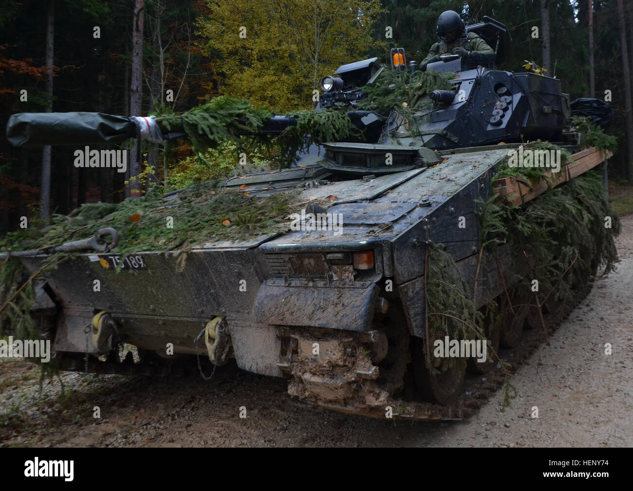 Dänische Soldaten von Alpha Company, 3. Reconnaissance Battalion, Garde-Husaren-Regiment betreiben eine CV9035DK Schützenpanzer während der Durchführung einer Bekämpfung Probe während des Trainings kombiniert Entschlossenheit III bei der Joint Multinational Readiness Center in Hohenfels, Deutschland, 6. November 2014.  Kombinierte Lösung III ist eine multinationale Übung, die enthält mehr als 4.000 Teilnehmer aus NATO und Partner, und soll eine komplexe Trainingsszenario bieten, die konzentriert sich auf multinationale unified Land Operationen und das US-Engagement für NATO und Europa verstärkt. (US Armee-Foto von Pfc. Stockfoto