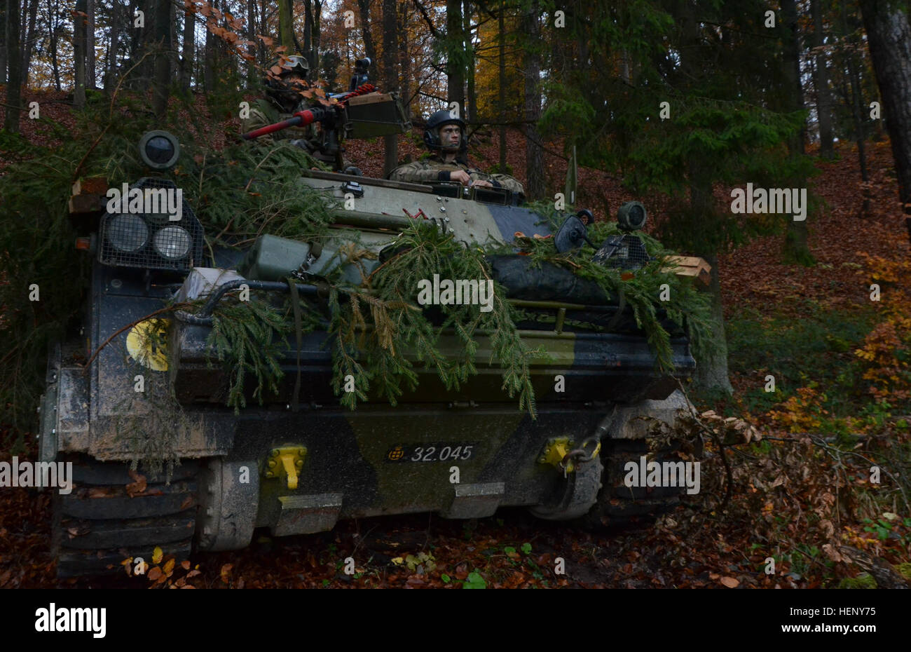 Dänische Soldaten Alpha Company, 3. Aufklärungs-Bataillon Garde-Husaren-Regiment Scan ihrer Branche Feuer auf einem Leopard 1 Wisent Bergefahrzeug gepanzerten während der Durchführung einer Bekämpfung Probe während der Übung kombiniert zu beheben III bei der Joint Multinational Readiness Center in Hohenfels, Deutschland, 6. November 2014.  Kombinierte Lösung III ist eine multinationale Übung, die enthält mehr als 4.000 Teilnehmer aus NATO und Partner, und soll eine komplexe Trainingsszenario bieten, die konzentriert sich auf multinationale unified Land Operationen und stärkt das US-Engagement der NATO ein Stockfoto
