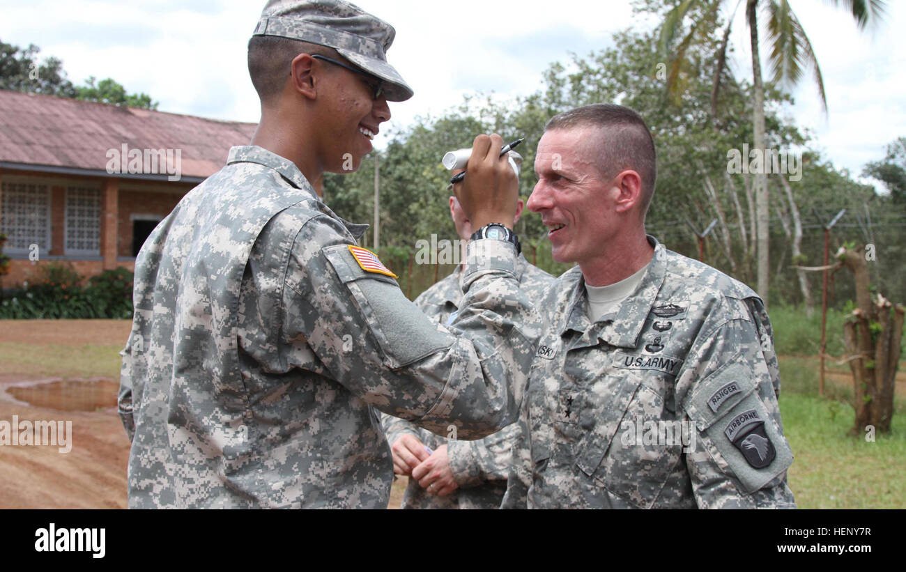 PFC. Jourdin Smithson, links, ein intelligenter Analytiker, 101. Sustainment Brigade, Task Force Lifeliner, nimmt die Temperatur der Generalmajor Gary Volesky, das Joint Forces Command - United Hilfe Kommandant, vor ihm in einen Wohnbereich für Lifeliner Soldaten 6. November 2014, in Monrovia, Liberia. Während des Besuchs Volesky mit Oberst Kimberly Daub, der Kommandant der Task Force Lifeliner sprach über die logistischen Anstrengungen derzeit durchgeführt und geplant für die Operation Vereinigte Unterstützung und Soldaten über ihre Bedürfnisse und Anliegen engagiert. Betrieb United Hilfe ist eine Abteilung des Def Stockfoto