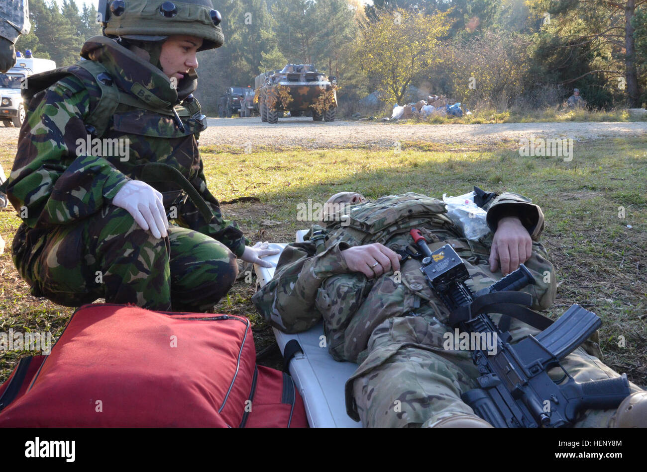 Ein rumänischer Soldat des 21. Berg Truppen Bataillons, 2. Gebirgsbrigade Truppen, 1st Infantry Division bietet medizinische Betreuung zu einem simulierten Unfall während des Trainings kombiniert Entschlossenheit III bei der Joint Multinational Readiness Center in Hohenfels, Deutschland, 3. November 2014.  Kombinierte Lösung III ist eine multinationale Übung, die enthält mehr als 4.000 Teilnehmer aus NATO und Partner, und soll eine komplexe Trainingsszenario bieten, die konzentriert sich auf multinationale unified Land Operationen und das US-Engagement für NATO und Europa verstärkt. (US Army Foto Gerichts Pv2. Stockfoto