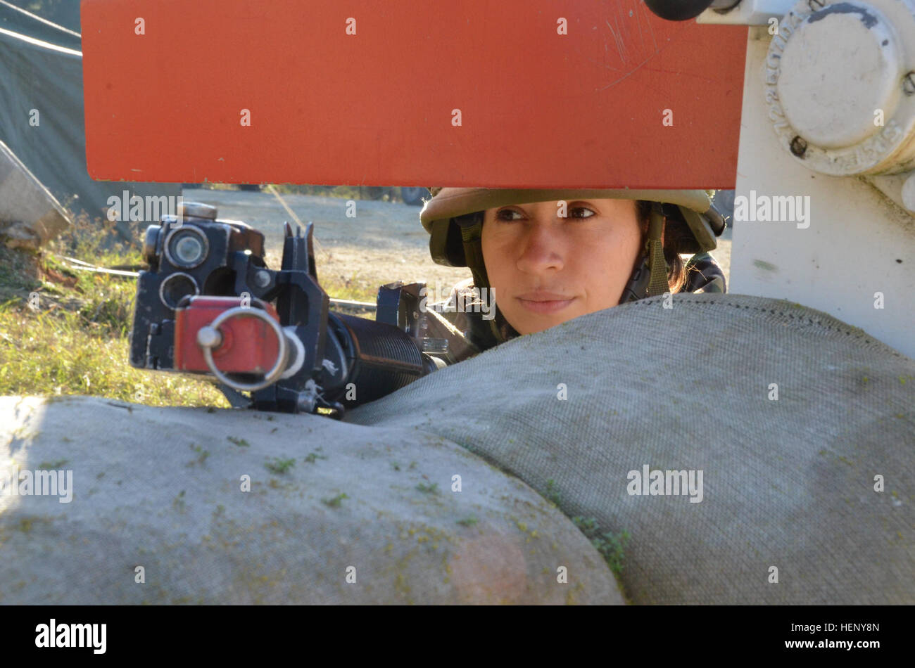 Rumänischer Soldat das 21. Berg Truppen Bataillon, 2. Gebirgsbrigade Truppen, 1st Infantry Division, sorgt für Sicherheit während des Trainings kombiniert Entschlossenheit III bei der Joint Multinational Readiness Center in Hohenfels, Deutschland, 3. November 2014.  Kombinierte Lösung III ist eine multinationale Übung, die enthält mehr als 4.000 Teilnehmer aus NATO und Partner, und soll eine komplexe Trainingsszenario bieten, die konzentriert sich auf multinationale unified Land Operationen und das US-Engagement für NATO und Europa verstärkt. (US Armee-Foto von Pv2. Courtney Hubbard/freigegeben) Kombinierte Res Stockfoto