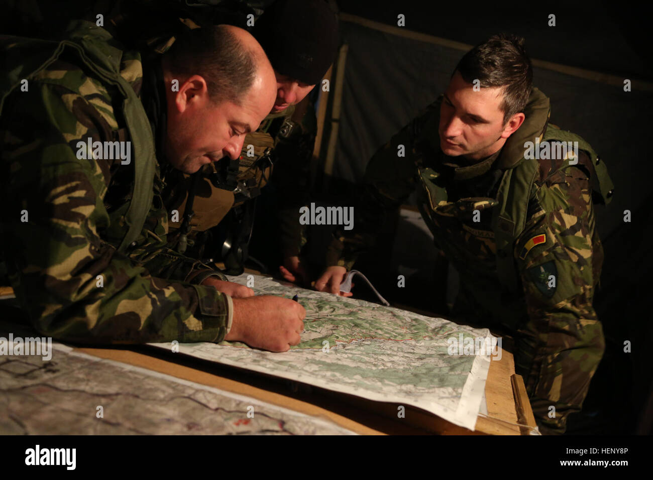 Rumänische Soldaten Plot Kartenkoordinaten während der Übung kombiniert zu beheben III bei der Joint Multinational Readiness Center in Hohenfels, Deutschland, 7. November 2014.  Kombinierte Lösung III ist eine multinationale Übung, die enthält mehr als 4.000 Teilnehmer aus NATO und Partner, und soll eine komplexe Trainingsszenario bieten, die konzentriert sich auf multinationale unified Land Operationen und das US-Engagement für NATO und Europa verstärkt. (US Armee-Foto von Spc. John Kresse Jr./freigegeben) Kombinierte Lösung III 141107-A-AO034-003 Stockfoto