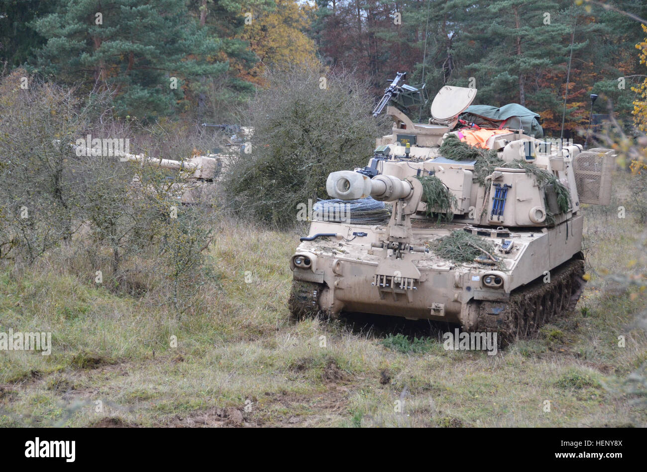 US-Soldaten von Charlie Kompanie, 1. Bataillon, 82. Feldartillerie-Regiment, 1st Brigade Combat Team, 1. Kavallerie-Division bereiten Sie während des Trainings kombiniert Entschlossenheit III bei der Joint Multinational Readiness Center in Hohenfels, Deutschland, 7. November 2014 Feuer. Kombinierte Lösung III ist eine multinationale Übung, die enthält mehr als 4.000 Teilnehmer aus NATO und Partner, und soll eine komplexe Trainingsszenario bieten, die konzentriert sich auf multinationale unified Land Operationen und das US-Engagement für NATO und Europa verstärkt. (US Armee-Foto von Pv2. Courtney Hubbard /Release Stockfoto