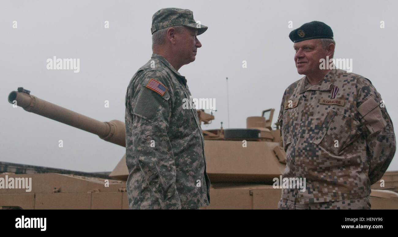 Lettisch-Chef der Verteidigung, Generalleutnant Raimonds Graube (rechts) Dank US Chief of National Guard Bureau und Mitglied der Joint Chiefs Of Staff, General Frank J. Grass, für die Unterstützung der USA im Betrieb bei Adazi Trainingsbereich, Lettland, 7. November 2014 Atlantic zu beheben. Diese Aktivitäten sind Teil der US Army Europe-geführten Operation Atlantic lösen Land Kraft Qualitätssicherung Ausbildung statt über Estland, Lettland, Litauen und Polen multinationale Interoperabilität, Stärkung der Beziehungen zwischen den alliierten Streitkräften, zur regionalen Stabilität beitragen und US-Engagement der NATO. (US-Arm Stockfoto