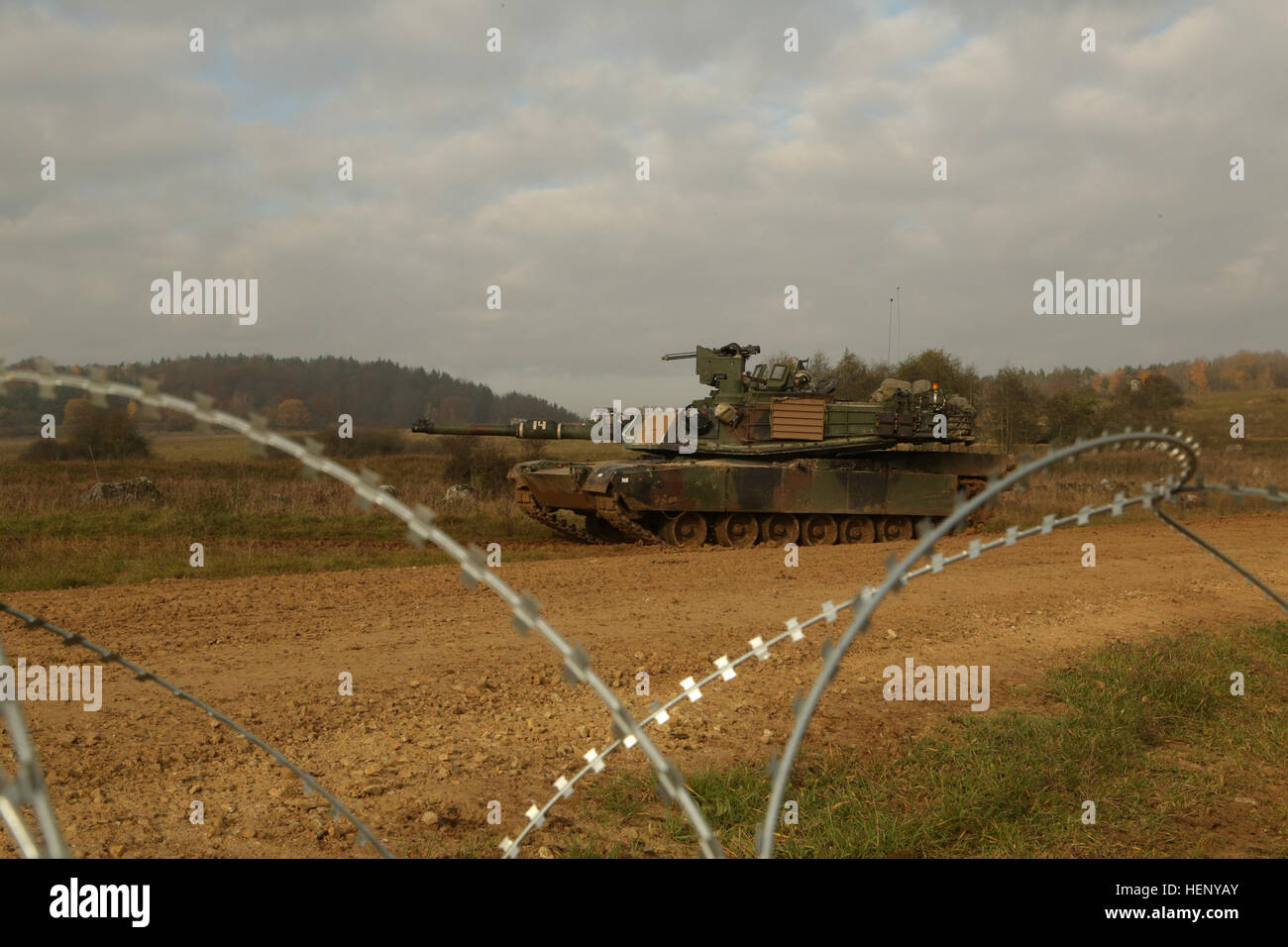 Ein US M1A2 Abrams Tank 12. Kavallerie-Regiment, 2. Bataillon, 1. Brigade Combat Team, 1. Kavallerie-Division-Scouts für simulierte feindlichen feindlichen Stellungen während der Übung kombiniert zu beheben III bei der Joint Multinational Readiness Center in Hohenfels, Deutschland, 8. November 2014.  Kombinierte Lösung III ist eine multinationale Übung, die enthält mehr als 4.000 Teilnehmer aus NATO und Partner, und soll eine komplexe Trainingsszenario bieten, die konzentriert sich auf multinationale unified Land Operationen und das US-Engagement für NATO und Europa verstärkt. (US Armee-Foto von Spc. John Kresse Stockfoto