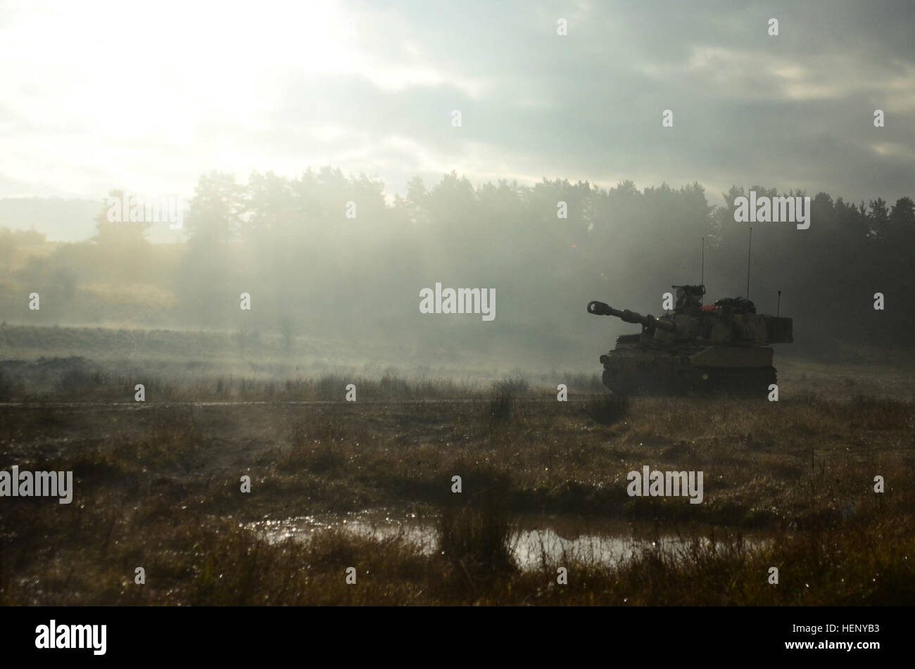 Eine M109A6 Paladin Haubitze des 1. Bataillons, 82. Feldartillerie-Regiment, 1st Brigade Combat Team, 1. Kavallerie-Division Vorschüsse auf das Ziel während der Durchführung einer taktische Bewegung während der Übung kombiniert zu beheben III bei der Joint Multinational Readiness Center in Hohenfels, Deutschland, 8. November 2014.  Kombinierte Lösung III ist eine multinationale Übung, die enthält mehr als 4.000 Teilnehmer aus NATO und Partner, und soll eine komplexe Trainingsszenario bieten, die konzentriert sich auf multinationale unified Land Operationen und das US-Engagement für NATO und Europa verstärkt. (U.S. A Stockfoto