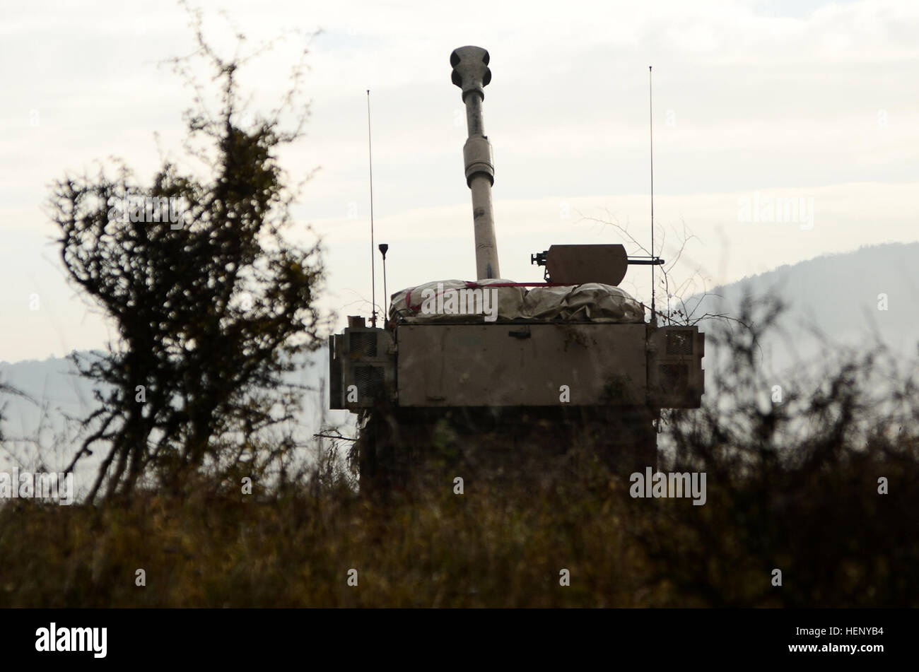 Eine M109A6 Paladin Haubitze des 82. Feldartillerie-Regiment, 1st Brigade Combat Team, 1. Bataillon, 1. Kavallerie-Division Zündfolge erwartet Sie bereits während der Durchführung einer trockenen Feuer-Mission während der Übung kombiniert zu beheben III bei der Joint Multinational Readiness Center in Hohenfels, Deutschland, 8. November 2014.  Kombinierte Lösung III ist eine multinationale Übung, die enthält mehr als 4.000 Teilnehmer aus NATO und Partner, und soll eine komplexe Trainingsszenario bieten, die konzentriert sich auf multinationale unified Land Operationen und das US-Engagement für NATO und Europa verstärkt. (US Army pho Stockfoto