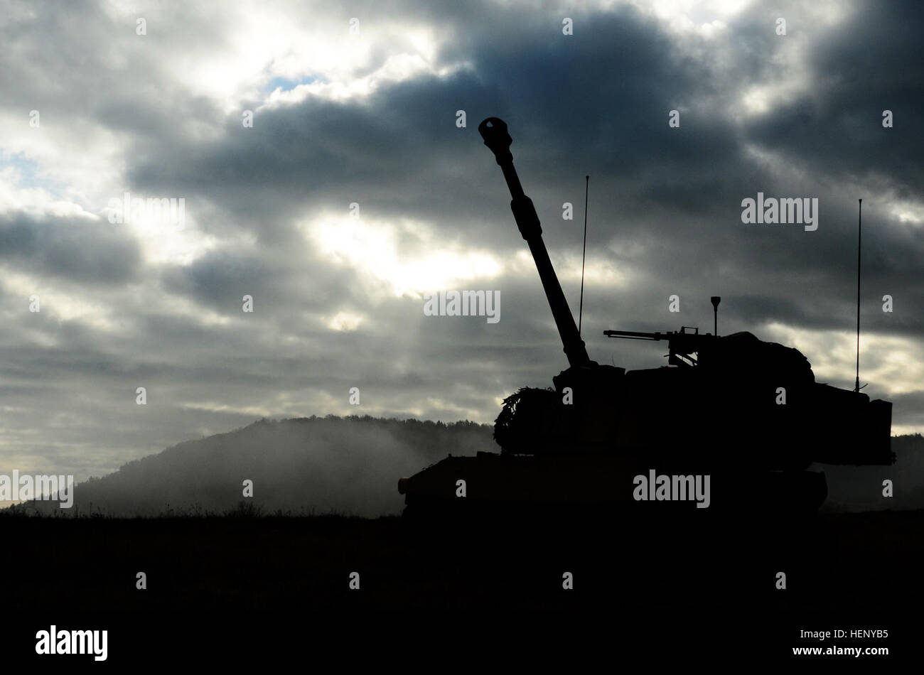 Eine M109A6 Paladin Haubitze des 82. Feldartillerie-Regiment, 1st Brigade Combat Team, 1. Bataillon, 1. Kavallerie-Division Zündfolge erwartet Sie bereits während der Durchführung einer trockenen Feuer-Mission während der Übung kombiniert zu beheben III bei der Joint Multinational Readiness Center in Hohenfels, Deutschland, 8. November 2014.  Kombinierte Lösung III ist eine multinationale Übung, die enthält mehr als 4.000 Teilnehmer aus NATO und Partner, und soll eine komplexe Trainingsszenario bieten, die konzentriert sich auf multinationale unified Land Operationen und das US-Engagement für NATO und Europa verstärkt. (US Army pho Stockfoto