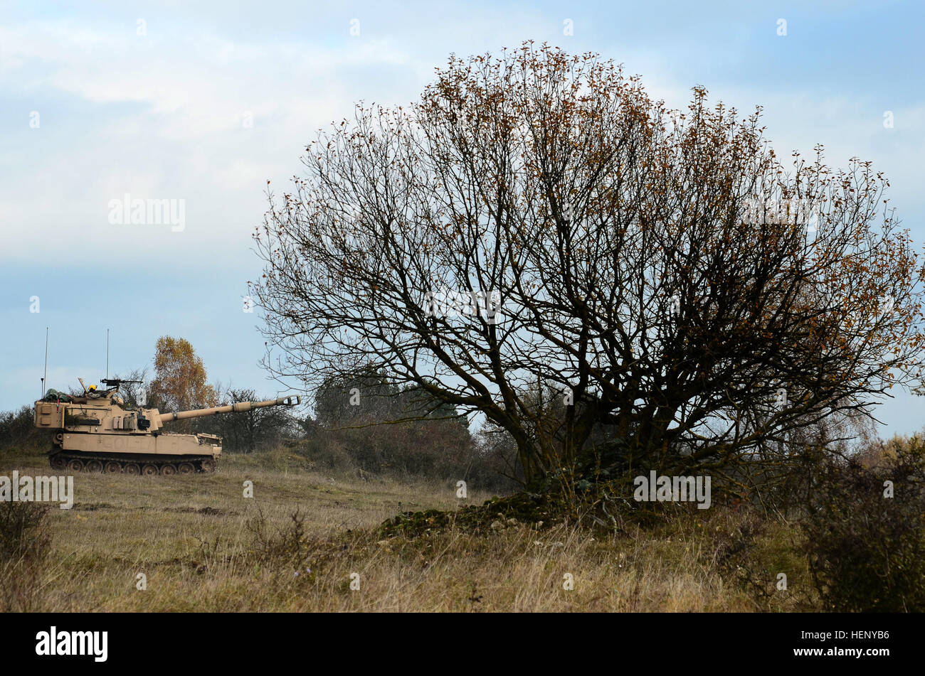 Ein US-Soldat mit 1. Bataillon, 82. Feldartillerie-Regiment, 1st Brigade Combat Team, 1. Kavallerie-Division bietet Sicherheit von einem M109A6 Paladin Haubitze während des Trainings kombiniert Entschlossenheit III bei der Joint Multinational Readiness Center in Hohenfels, Deutschland, 8. November 2014.  Kombinierte Lösung III ist eine multinationale Übung, die enthält mehr als 4.000 Teilnehmer aus NATO und Partner, und soll eine komplexe Trainingsszenario bieten, die konzentriert sich auf multinationale unified Land Operationen und das US-Engagement für NATO und Europa verstärkt. (US Armee-Foto von Staff Sgt Stockfoto