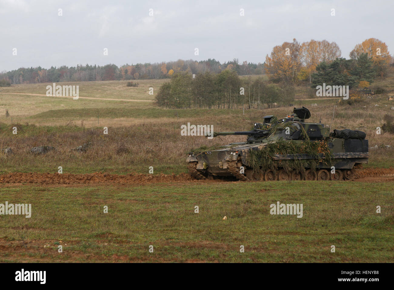 Ein CV9035DK Infanterie-Kampffahrzeug der dänischen königlichen Leibgarde Manöver in Richtung des Ziels während der Durchführung einer taktische Bewegung während der Übung kombiniert zu beheben III bei der Joint Multinational Readiness Center in Hohenfels, Deutschland, 8. November 2014.  Kombinierte Lösung III ist eine multinationale Übung, die enthält mehr als 4.000 Teilnehmer aus NATO und Partner, und soll eine komplexe Trainingsszenario bieten, die konzentriert sich auf multinationale unified Land Operationen und das US-Engagement für NATO und Europa verstärkt. (US Armee-Foto von Pfc. Lloyd Villanueva/freigegeben) Combin Stockfoto