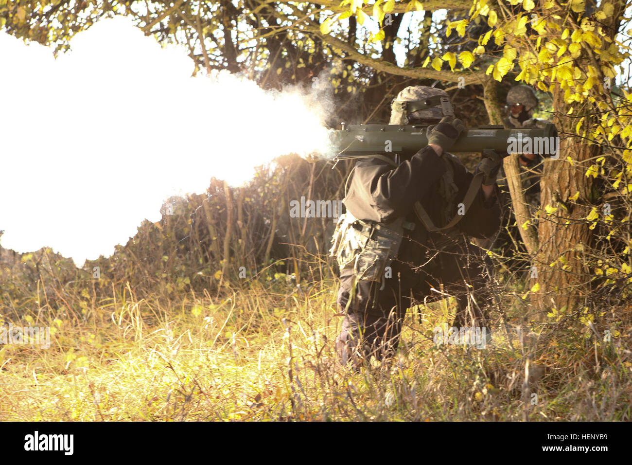 US Army Staff Sgt Walter Mackechney der Louisiana Nationalgarde Delta Company, 3. Bataillon 156. Infanterie-Regiment, 256. Brigade Combat Team, eine feindliche Kraft, Brände, die ein M136E1 AT4-CS Raum leichte Anti-Panzer-Waffe beschränkt, während der Durchführung einer Stadt Verletzung während der Replikation Übung kombiniert zu beheben III bei der Joint Multinational Readiness Center in Hohenfels, Deutschland, 8. November 2014.  Kombinierte Lösung III ist eine multinationale Übung, die enthält mehr als 4.000 Teilnehmer aus NATO und Partner, und soll eine komplexe Trainingsszenario bieten dem Schwerpunkt multinationale u Stockfoto