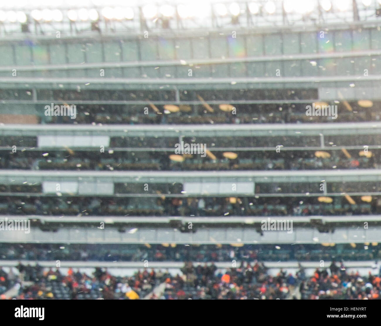 Generalleutnant Michael S. Tucker, Kommandierender general des ersten US-Armee, mit Sitz in Rock Island Arsenal, Ill., Spaziergänge abseits des Feldes nach der Münze werfen vor Kick-off zwischen den Chicago Bears und Minnesota Vikings im Soldier Field, ein NFL-Spiel benannt zu Ehren der Soldaten, ein paar Tage nach Veterans Day, am 16. November statt. (Foto: US-Armee Sgt. 1. Klasse Michel Sauret) Soldier Field Suiten 141116-A-TI382-586 Stockfoto