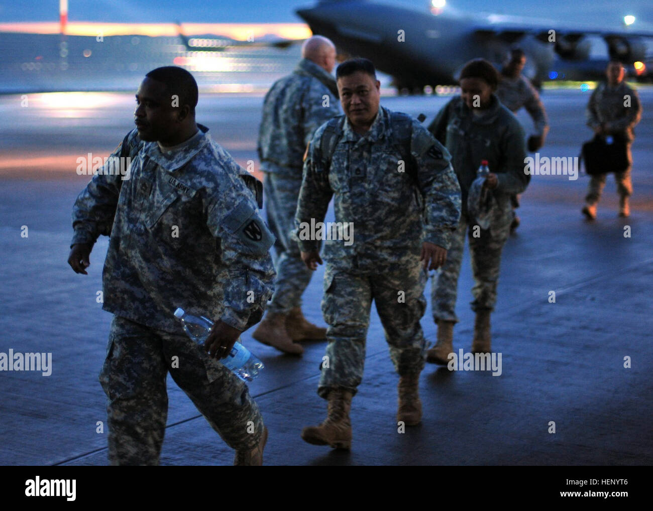 Soldaten vom 21. Theater Sustainment Command Hauptquartier, 7. zivilen Support Command, 30. medizinische Brigade und 16. Sustainment Brigade gehen in Richtung einer c-17-Flugzeuge nach Dakar, Senegal, in Ramstein Airbase 17. November 2014 gebunden. Die Soldaten werden Teil der Regional Support Element-United Hilfe. (Foto: US-Armee Sgt. 1. Klasse Alexander Burnett, 21. TSC Public Affairs/freigegeben) %%% E2 %%% 80 %%% 98First Unterstützung %%% E2 %%% 80 %%% 99 Hauptteil kommt in Senegal 141117-A-UV471-002 Stockfoto