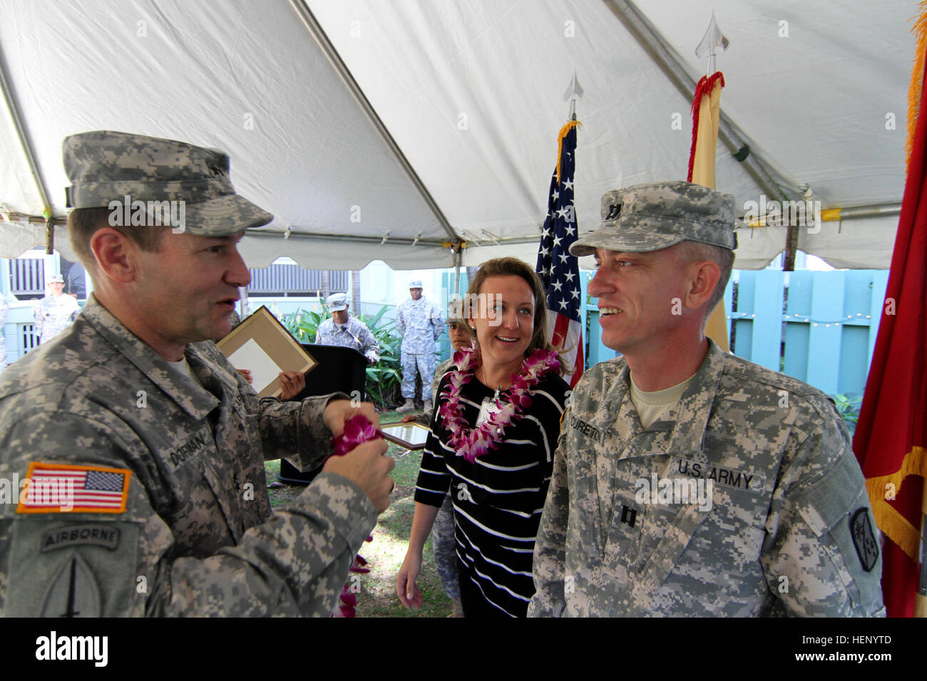 Captain Forrest E. Cureton, Kommandeur des Headquarters und Headquarters Company, 45. spezielle Truppen Bataillon 45. Sustainment Brigade, 8. TSC und seine Frau Ingrid Cureton, präsentieren sich Leis und Zertifikate der Wertschätzung von Generalmajor Edward F. Dorman, III, den kommandierenden General der 8. Theater Sustainment Command, im Rahmen einer freiwilligen Anerkennung Zeremonie am 17. November um historische Palm Kreis hier. CURO wurde ausgezeichnet für seine Verdienste als Pfadfinder für Boy Scout Truppe 24 auf Schofield Barracks, Hawaii und seine Frau erkannte für ihre ehrenamtliche Tätigkeit als Koordinator der Weiterentwicklung Stockfoto