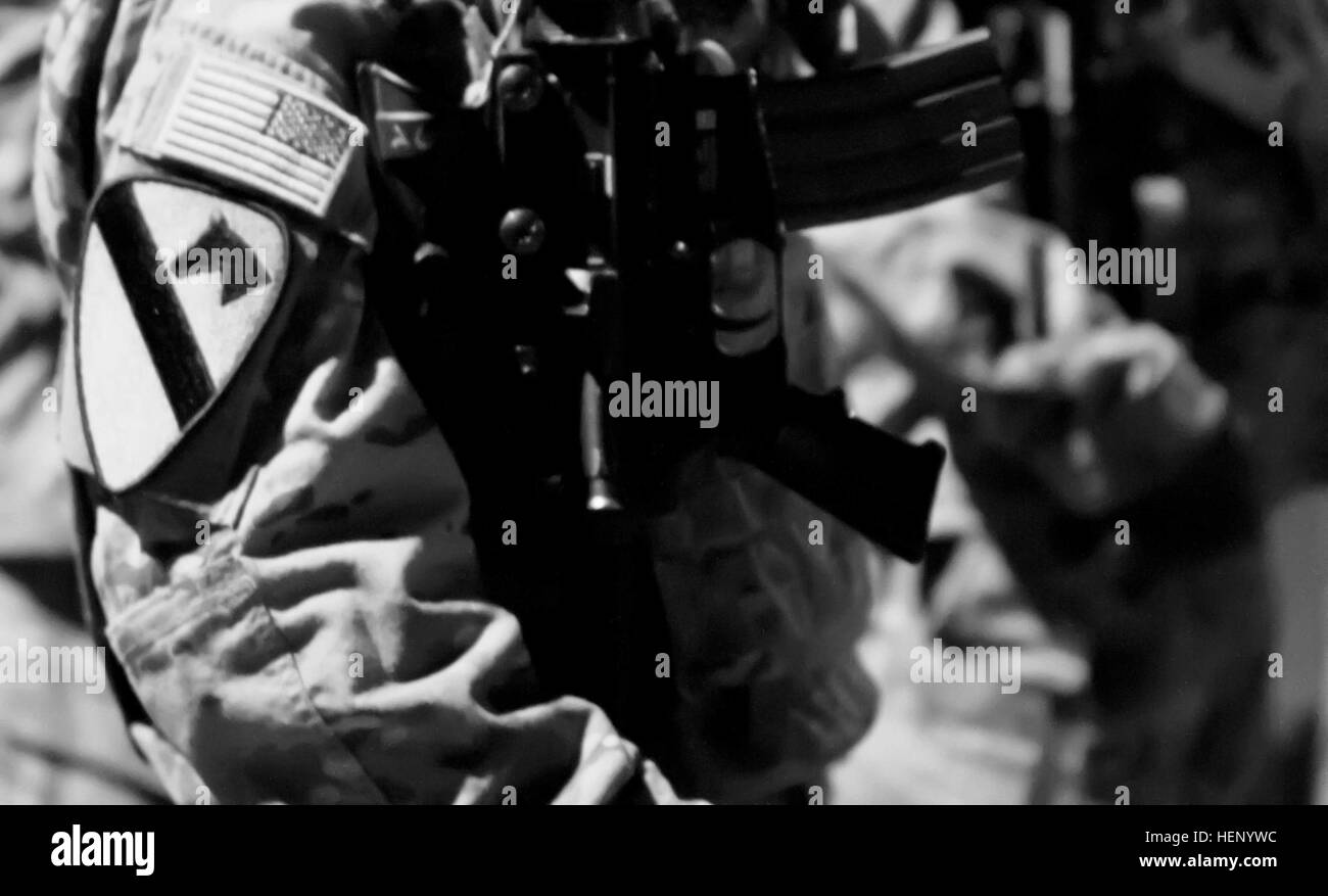 Die amerikanische Flagge und Bekämpfung Patch eines Soldaten von Firma A, 2. Bataillon, 8. Kavallerie-Regiment, 1st Brigade Combat Team, 1. Kavallerie-Division, während einer Probe für die Lettland Day Parade in Riga, Lettland, 17. November 2014 aufgenommen. Teilnahme an der Parade ist Bestandteil der US-Army in Europa geführten Betrieb Atlantic lösen Land Kraft Qualitätssicherung Trainingsübung abstecken Ort in Estland, Lettland, Litauen und Polen multinationale Interoperabilität, Stärkung der Beziehungen zwischen den alliierten Streitkräften, zur regionalen Stabilität beitragen und US-Engagement der NATO. (US Army ph Stockfoto