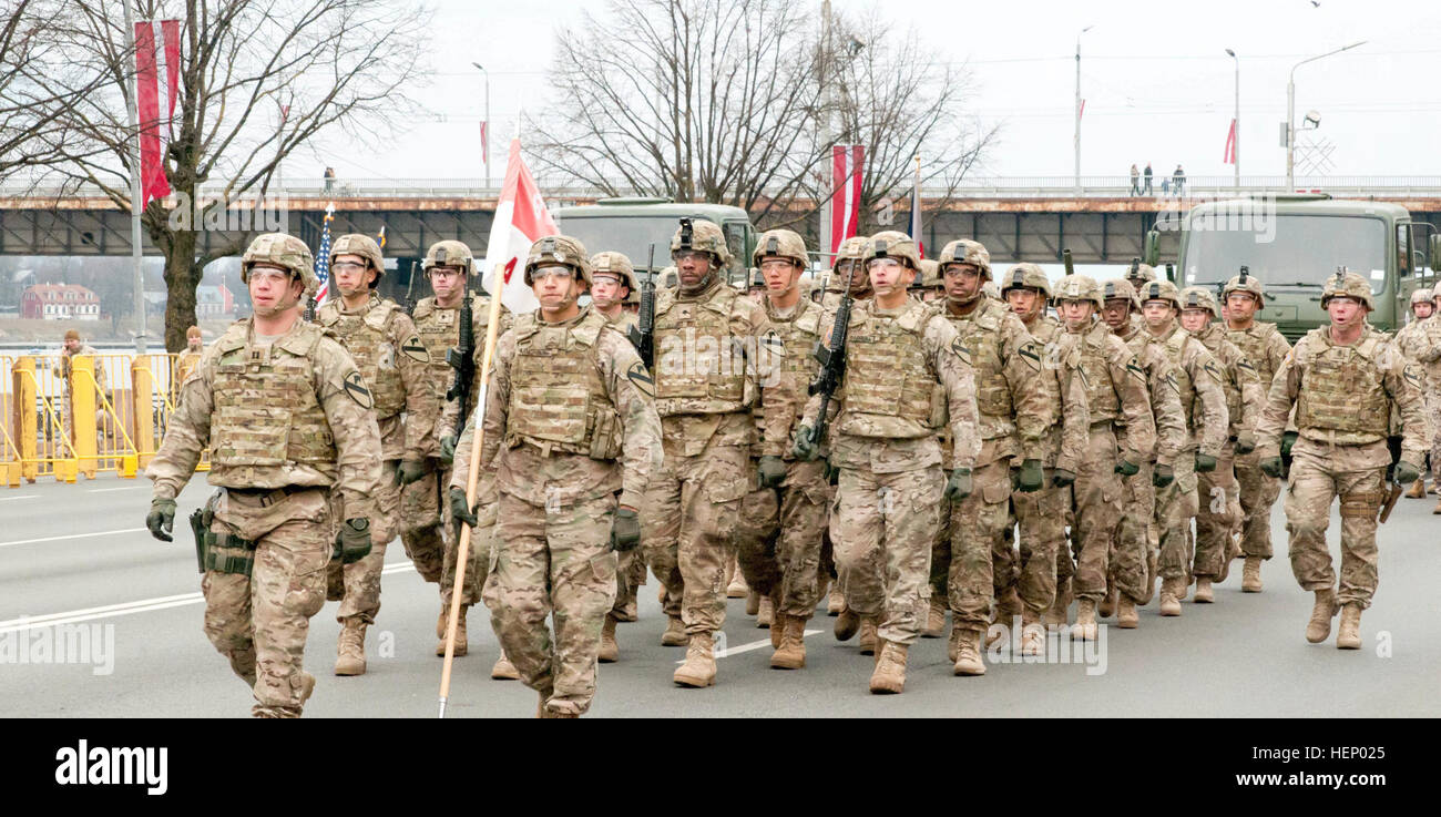 Soldaten von Firma A, 2. Bataillon, 8. Kavallerie-Regiment, 1st Brigade Combat Team, 1. Kavallerie-Division, marschieren in ihre Ausgangsposition für die Lettland-Day-Parade in Riga, Lettland, am 18. November 2014. Im Jahre 1918 Ländervertreter in, was jetzt das Nationaltheater einberufen und proklamiert die Unabhängigkeit des lettischen Staates. 18 November ist der Tag der Proklamation der Republik Lettland und wird durch ein nationaler Feiertag gefeiert. Diese Aktivitäten sind Teil der US-Army in Europa geführten Betrieb Atlantic lösen Land Kraft Assurance Trainingsübung statt über Estland, Latvi Stockfoto