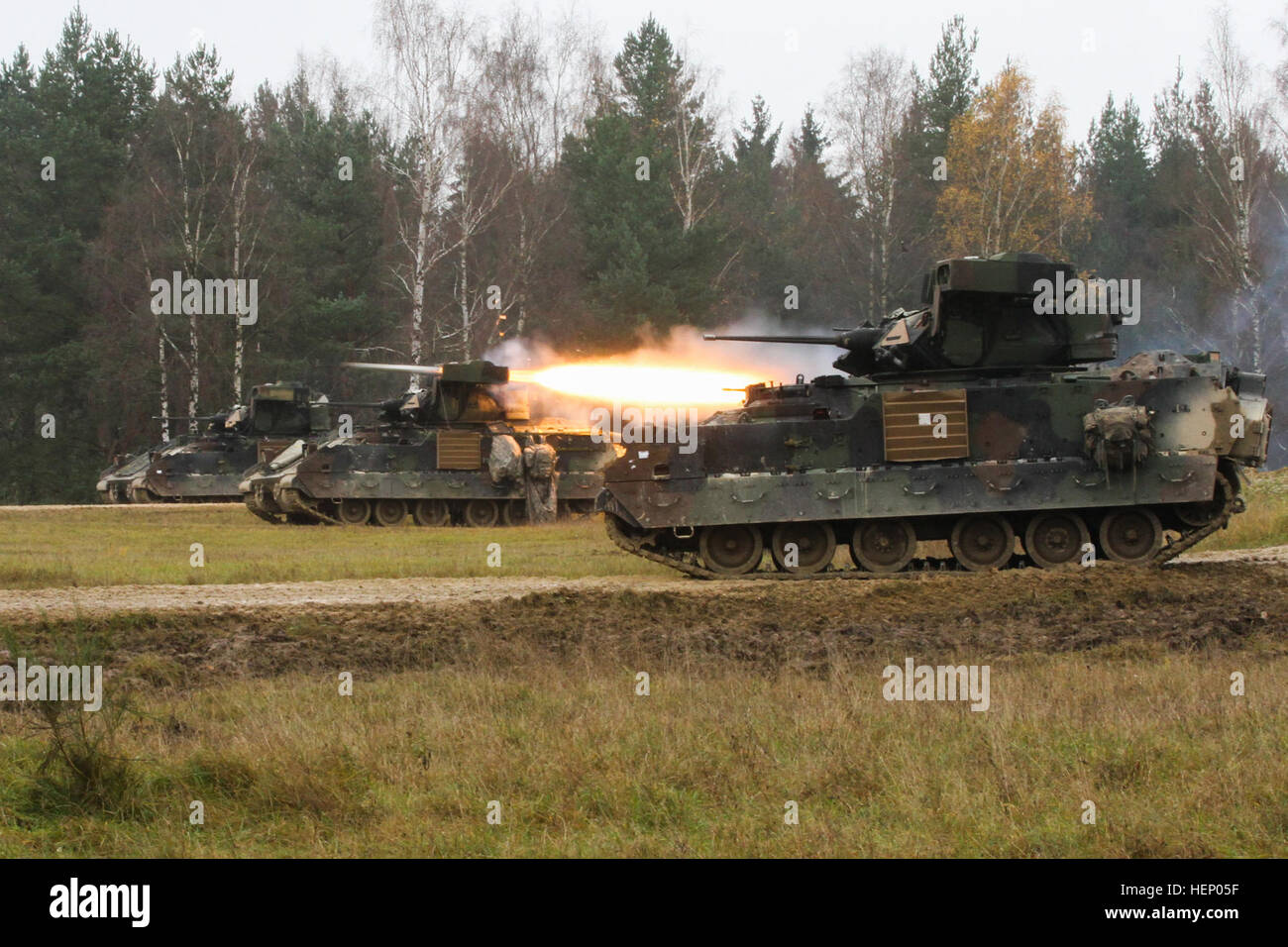 Soldaten von Firma B, 2nd Battalion, 12. Kavallerie-Regiment, 1st Brigade Combat Team, 1. Kavallerie-Division Feuer der Rohr-ins Leben gerufen, optisch verfolgt, Wire-guided Missile System (TOW) in Grafenwöhr, Deutschland, 20 November während der Lebensfeuer Teil der multinationalen Übung lösen III kombiniert. (US Army Foto von Captain John Farmer, 1. BCT, 1. CD Public Affairs) Ze Raketen abfeuern! 141120-A-SJ786-017 Stockfoto