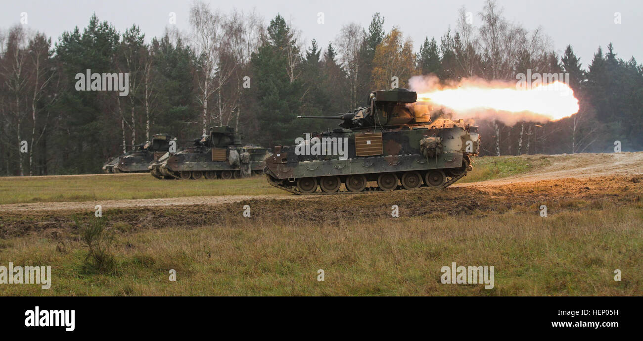Soldaten von Firma B, 2nd Battalion, 12. Kavallerie-Regiment, 1st Brigade Combat Team, 1. Kavallerie-Division Feuer der Rohr-ins Leben gerufen, optisch verfolgt, Wire-guided Missile System (TOW) in Grafenwöhr, Deutschland, 20 November während der Lebensfeuer Teil der multinationalen Übung lösen III kombiniert. (US Army Foto von Captain John Farmer, 1. BCT, 1. CD Public Affairs) Flammen bewegen die Rakete 141120-A-SJ786-036 Stockfoto