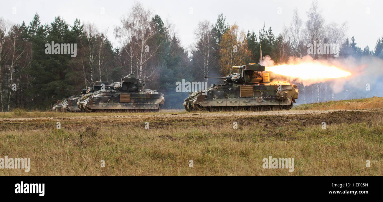 Soldaten von Firma B, 2nd Battalion, 12. Kavallerie-Regiment, 1st Brigade Combat Team, 1. Kavallerie-Division Feuer der Rohr-ins Leben gerufen, optisch verfolgt, Wire-guided Missile System (TOW) in Grafenwöhr, Deutschland, 20 November während der Lebensfeuer Teil der multinationalen Übung lösen III kombiniert. (US Army Foto von Captain John Farmer, 1. BCT, 1. CD Public Affairs) Rakete Feuer 141120-A-SJ786-076 Stockfoto